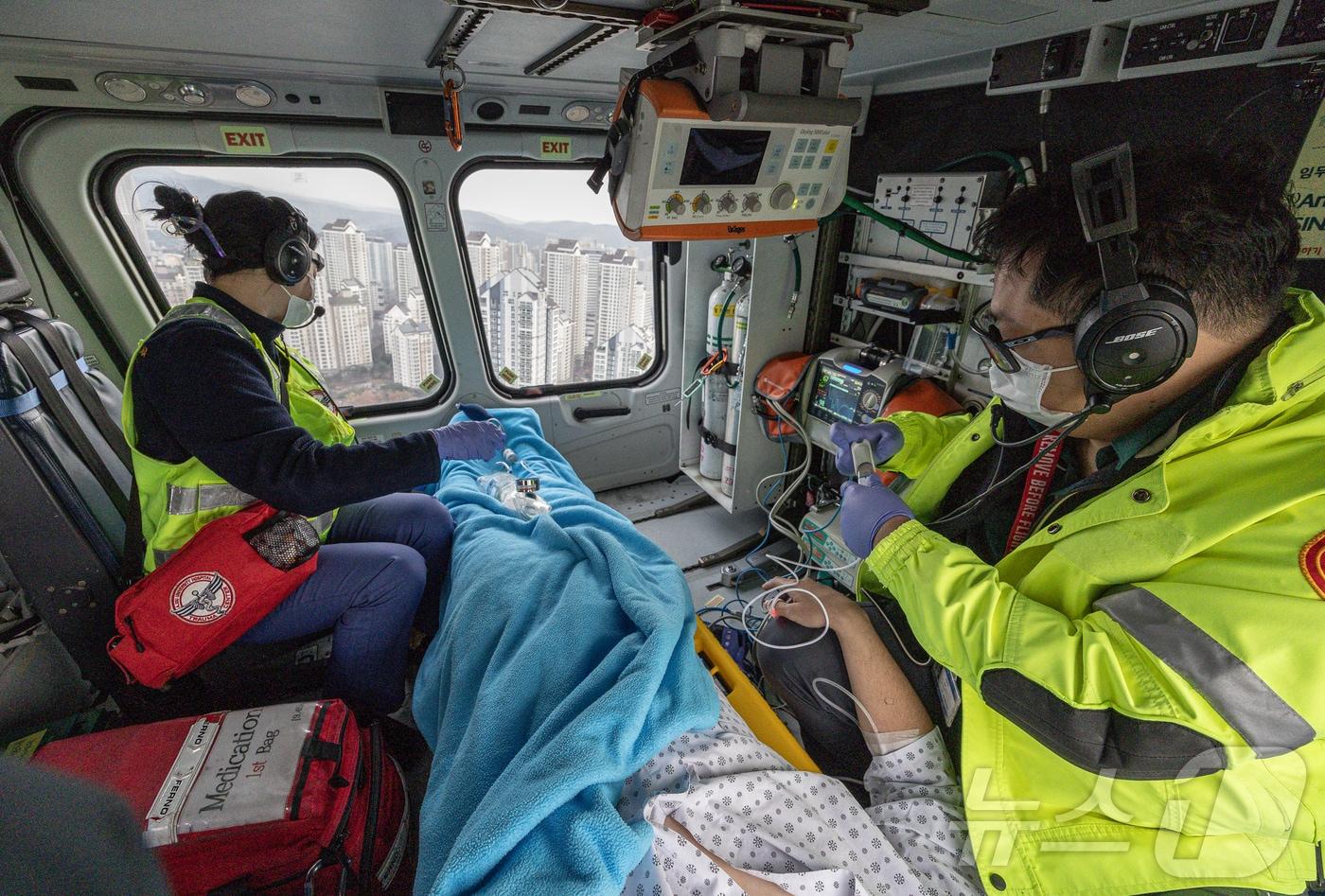 허요 아주대병원 권역외상센터 교수와 간호사가 닥터헬기로 이송중인 환자를 처치하고 있다. ⓒ News1 이재명 기자