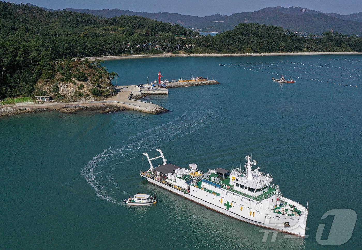 섬마을 주민들이 수송선을 이용해 병원선 '전남 511호'로 향하고 있다. ⓒ News1 이재명 기자