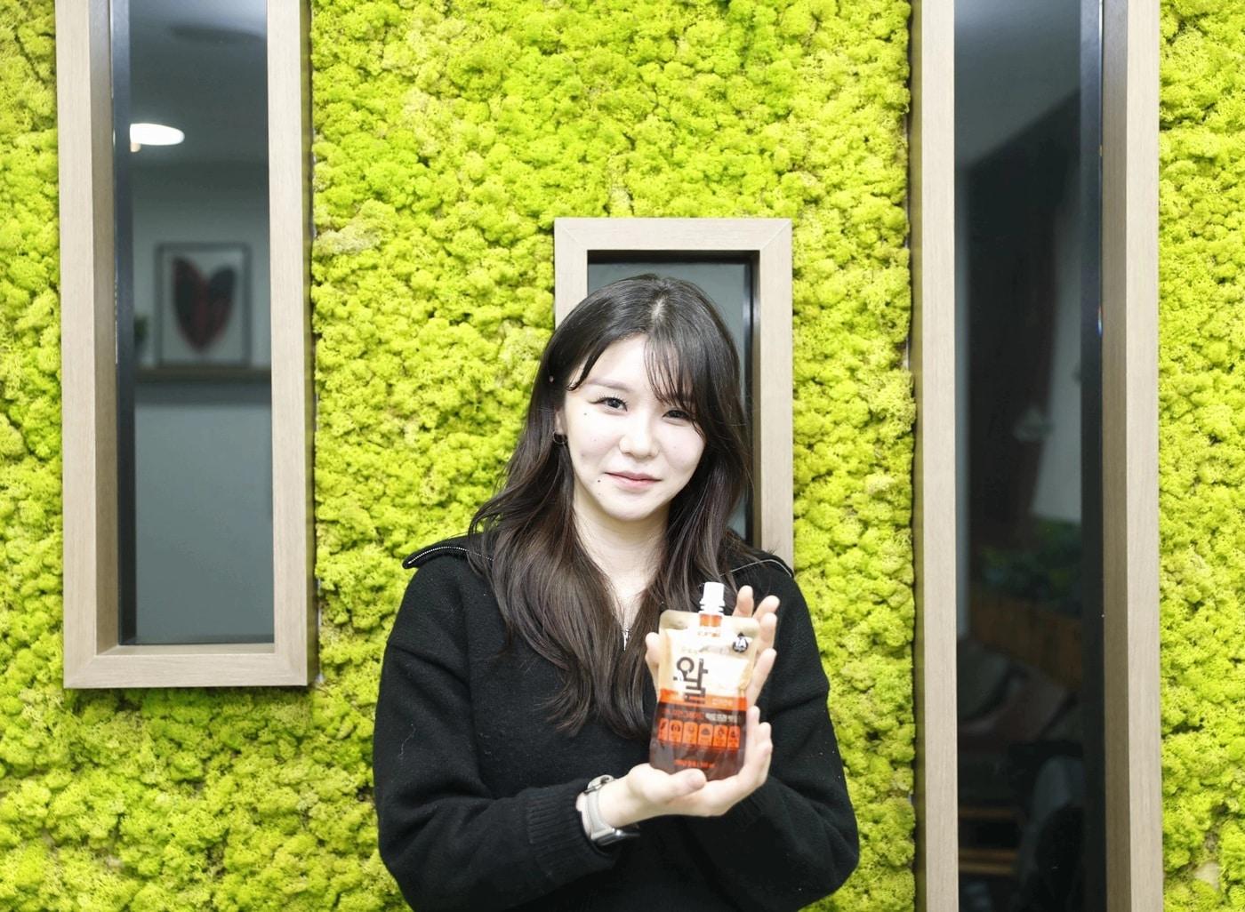 본문 이미지 - 지난 18일 서울 서초구 hy 본사에서 만난 권수진 hy 마케팅 부문 건강식품CM팀 대리가  반려동물 전용 건강기능 음료 '펫쿠르트 건강하개 프로젝트 왈'을 소개하는 모습(hy 제공).