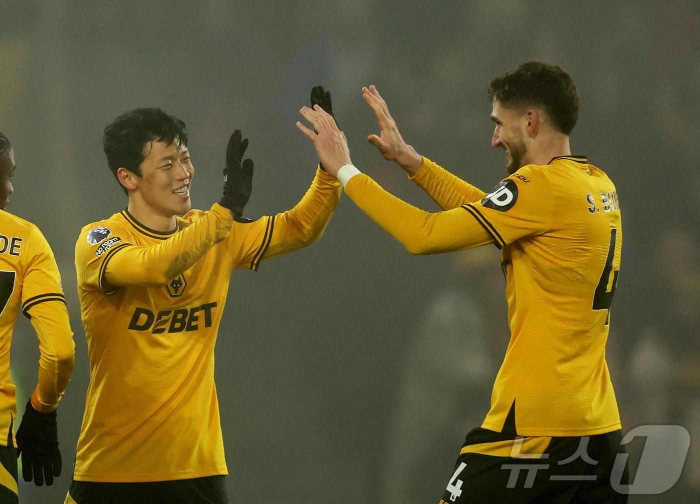 본문 이미지 - 울버햄튼 공격수 황희찬&#40;왼쪽&#41;이 27일&#40;한국시간&#41; 열린 2024-25 EPL 맨체스터 유나이티드와 홈 경기에서 후반 54분 쐐기 골을 넣은 뒤 동료와 기뻐하고 있다. ⓒ 로이터=뉴스1