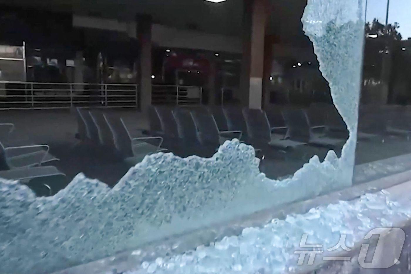 26일(현지시간) 예멘 후티의 공식 알마시라 TV 방송국이 제공한 영상 속에서 사나 공항이 공격받은 모습이 보인다. 이스라엘군은 이날 사나 공항과 다른 인프라 시설을 겨냥해 공습을 가했다. ⓒ AFP=뉴스1 ⓒ News1 김예슬 기자