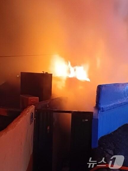 본문 이미지 - 27일 오전 2시 26분쯤 전남 여수시 연등동의 한 주택에서 불길이 솟구치고 있다. (여수소방 제공) 2024.12.27/뉴스2