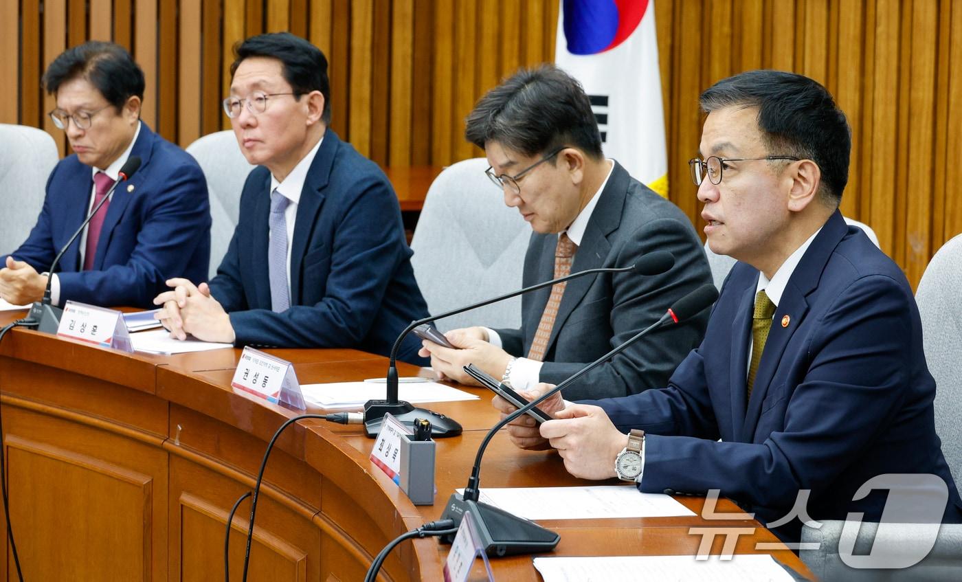 본문 이미지 - 최상목 경제부총리 겸 기획재정부 장관이 27일 오전 서울 여의도 국회에서 열린 내수경기활성화 민당정협의회에 참석해 모두 발언하고 있다. 왼쪽부터 국민의힘 박형수 원내수석부대표, 김상훈 정책위의장, 권성동 당대표 권한대행 겸 원내대표, 최 부총리. 2024.12.27/뉴스1 ⓒ News1 안은나 기자