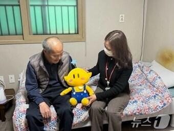 본문 이미지 - 독거노인 가구에 AI 돌봄로봇 꿈돌이를 전달하는 모습.(대전시 제공)/뉴스1 ⓒ News1 