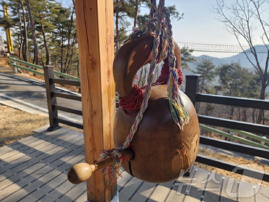 본문 이미지 - 보은 속리산테마파크 내 목탁봉 전망대에 있는 대형 목탁. (보은군 제공) /뉴스1