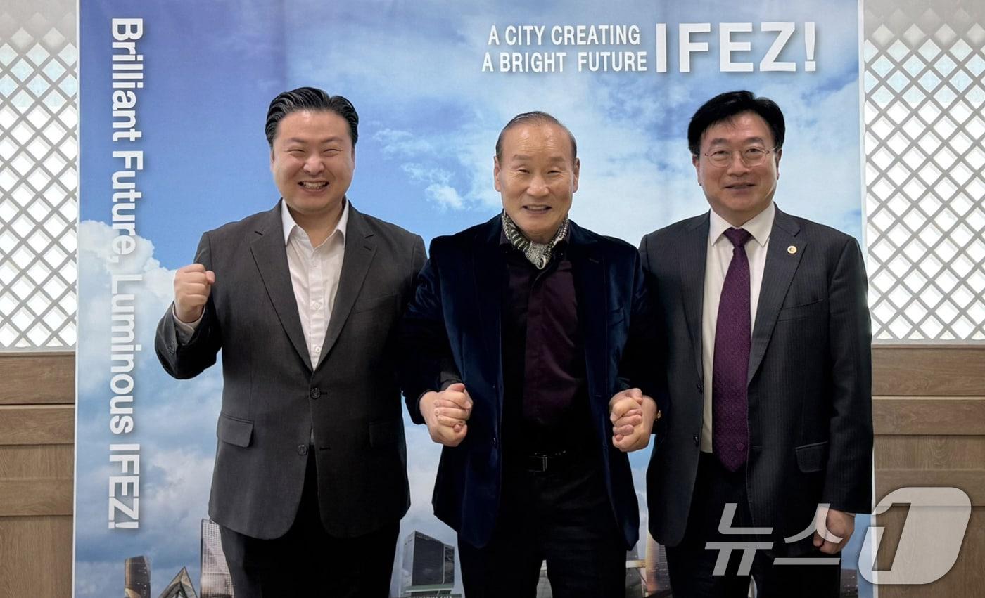 최준호 패션그룹형지 총괄부회장(왼쪽부터), 최병오 한국섬유산업연합회 회장, 윤원석 인천경제자유구역청장이 지난 26일 인천경제자유구역청에서 송도국제도시를 'K-패션 글로벌 허브'로 육성하는 업무협약을 체결한 후 기념촬영을 하고 있다. (패션그룹형지 제공) 2024.12.27/뉴스1