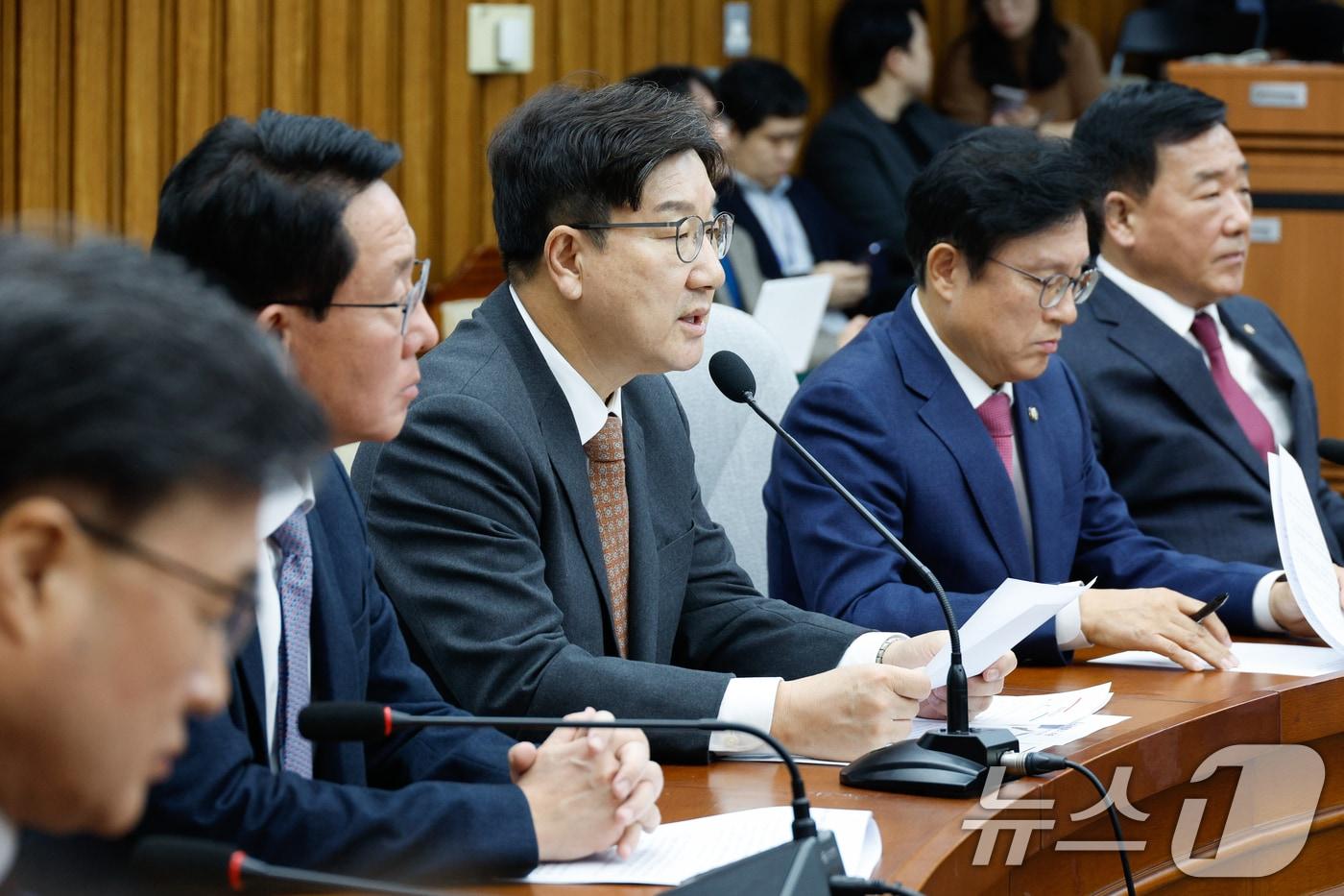 본문 이미지 - 권성동 국민의힘 당대표 권한대행 겸 원내대표가 27일 오전 서울 여의도 국회에서 열린 원내대책회의에 참석해 모두 발언하고 있다. 2024.12.27/뉴스1 ⓒ News1 안은나 기자