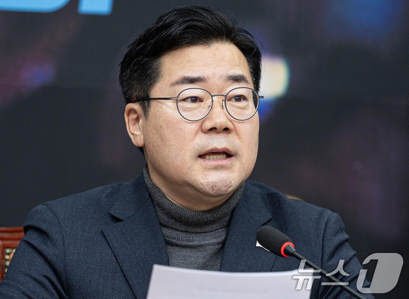 본문 이미지 - 박찬대 더불어민주당 원내대표가 27일 오전 서울 여의도 국회에서 열린 최고위원회의에서 발언을 하고 있다. 2024.12.27/뉴스1 ⓒ News1 이재명 기자
