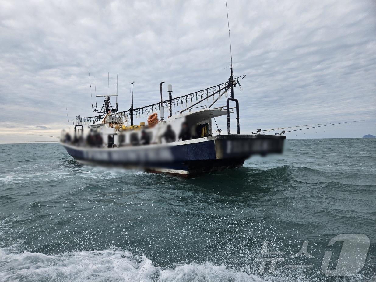 본문 이미지 - 지난 25일 낮 12시쯤 여수시 삼산면 문서 일원 해상에서 9톤급 낚시어선 A 호&#40;승선원 22명&#41;가 어선법을 위반해 해경에 의해 적발되고 있다.&#40;여수해경 제공&#41;2024.12.27/뉴스1