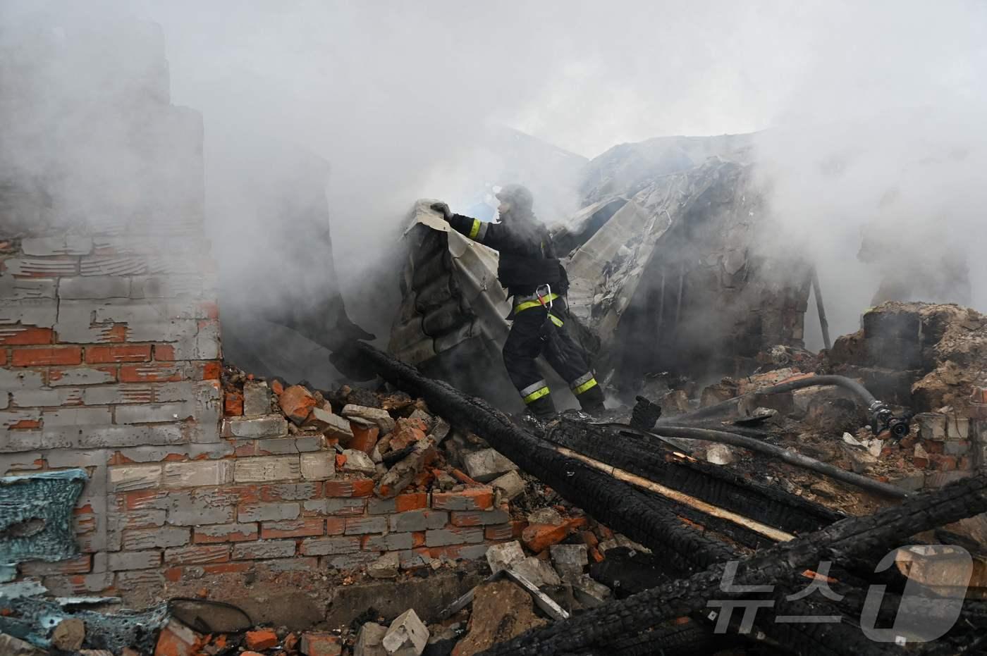 지난해 12월 25일&#40;현지시간&#41; 우크라이나 하르키우에서 러시아 군의 드론 공격을 받은 주택을 소방대원이 진화 작업을 하는 모습. 2024.12.27 ⓒ AFP=뉴스1 ⓒ News1 우동명 기자