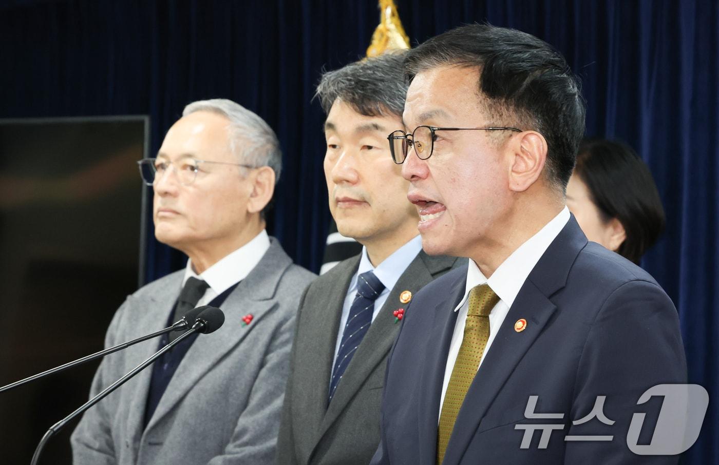 본문 이미지 - 최상목 경제부총리 겸 기획재정부 장관이 27일 서울 종로구 정부서울청사에 서 국무위원 간담회 후 긴급 입장문을 발표하고 있다. 국회는 오늘 본회의를 열고 한덕수 대통령 권한대행 국무총리에 대한 탄핵소추안 표결을 진행할 예정이다. 2024.12.27/뉴스1 ⓒ News1 허경 기자