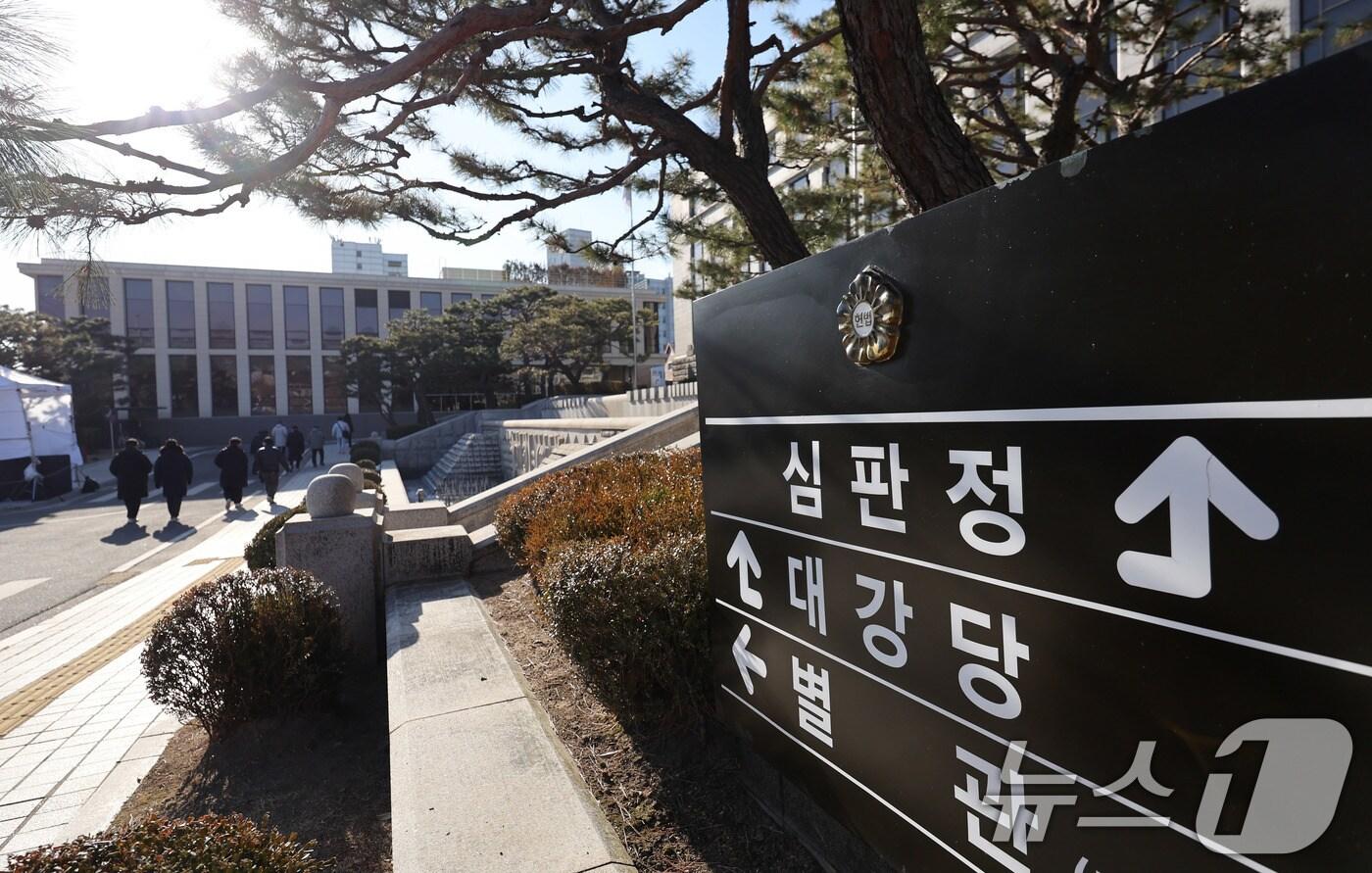 본문 이미지 - 윤석열 대통령 탄핵심판 사건의 첫 변론준비 기일인 27일 오전 종로구 헌법재판소에 적막감이 감돌고 있다. 2024.12.27/뉴스1 ⓒ News1 박지혜 기자