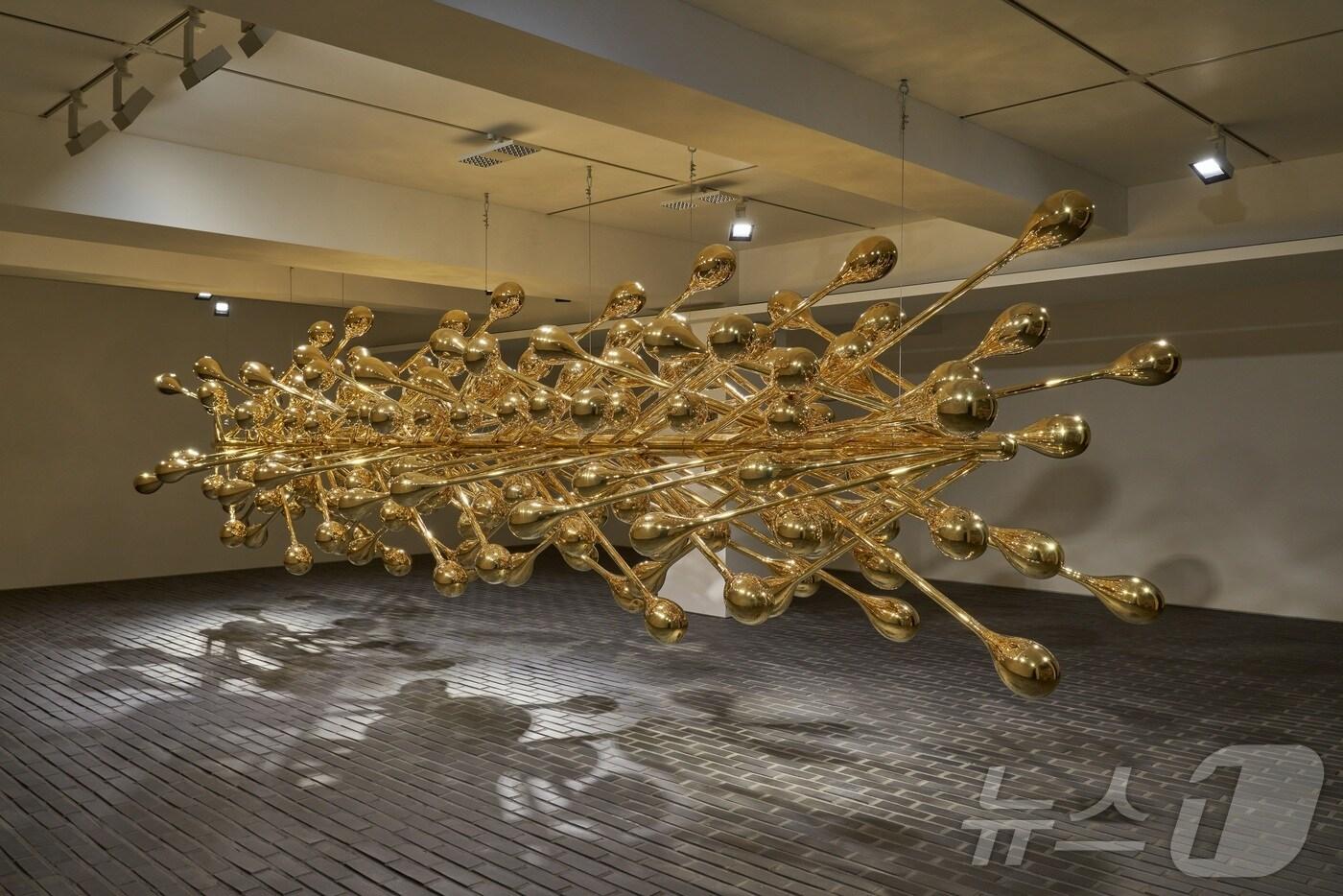 김병호(KIM Byoungho), 수평정원 Horizontal Garden, 2018, Brass, 160x680x160(h)cm. 아라리오갤러리 제공.