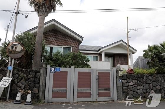 본문 이미지 - 제주시 한림읍 협재리에 있는 문재인 전 대통령의 딸 문다혜씨&#40;41&#41; 소유 단독주택. 이 곳은 문씨가 불법숙박업소로 운영했다는 의혹에 휩싸였다.2024.10.23/뉴스1 ⓒ News1 홍수영 기자 