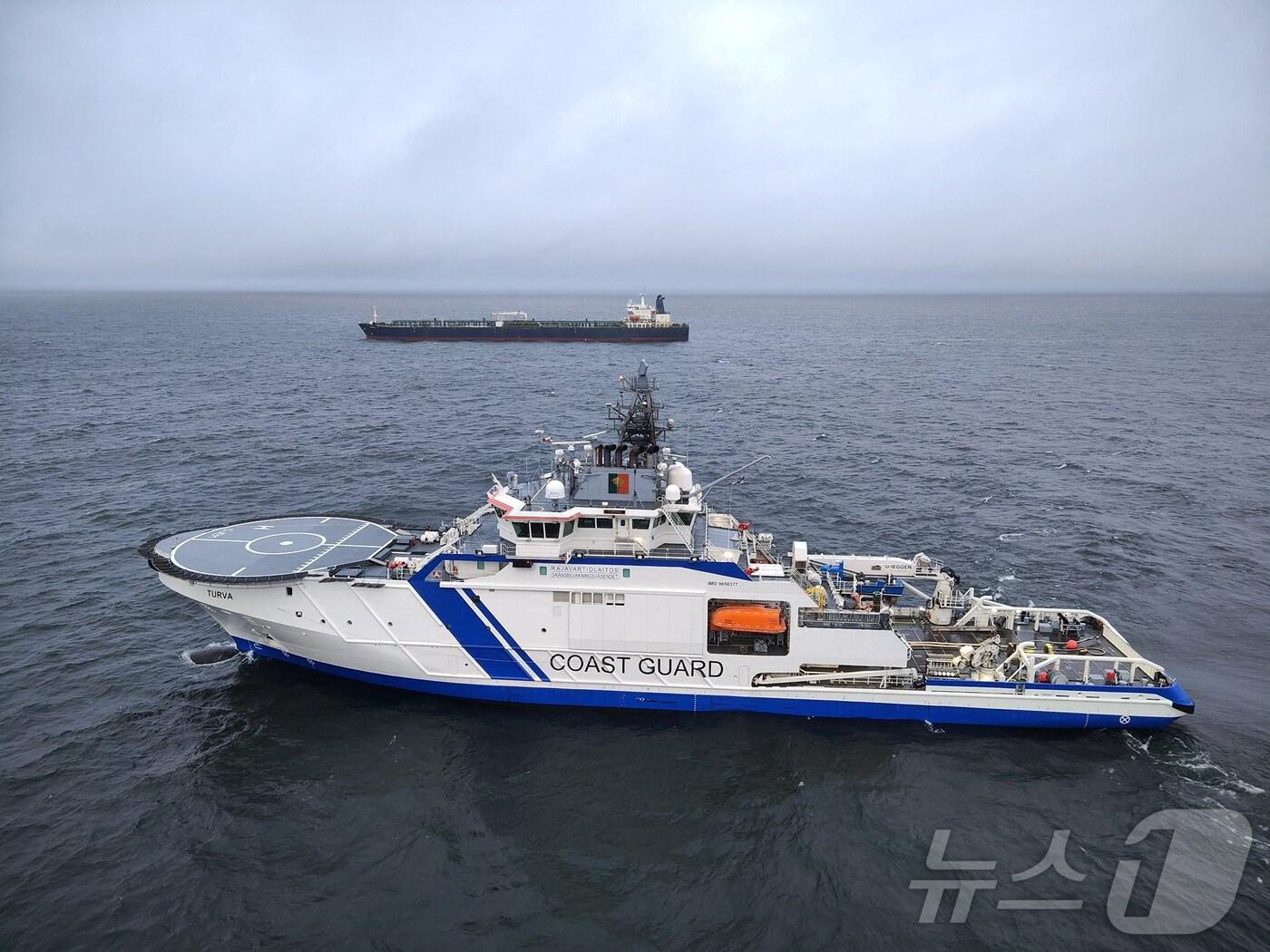 본문 이미지 - 26일&#40;현지시간&#41; 핀란드 국경경비대가 에스트링크-2&#40;Estlink-2&#41; 해저 전력케이블 훼손에 연루됐다는 의심을 받는 &#39;이글S&#39; 유조선을 억류했다. 사진은 핀란드 해안경비대가 이글S에 접근하는 모습. 2024.12.26. ⓒ 로이터=뉴스1 ⓒ News1 박재하 기자
