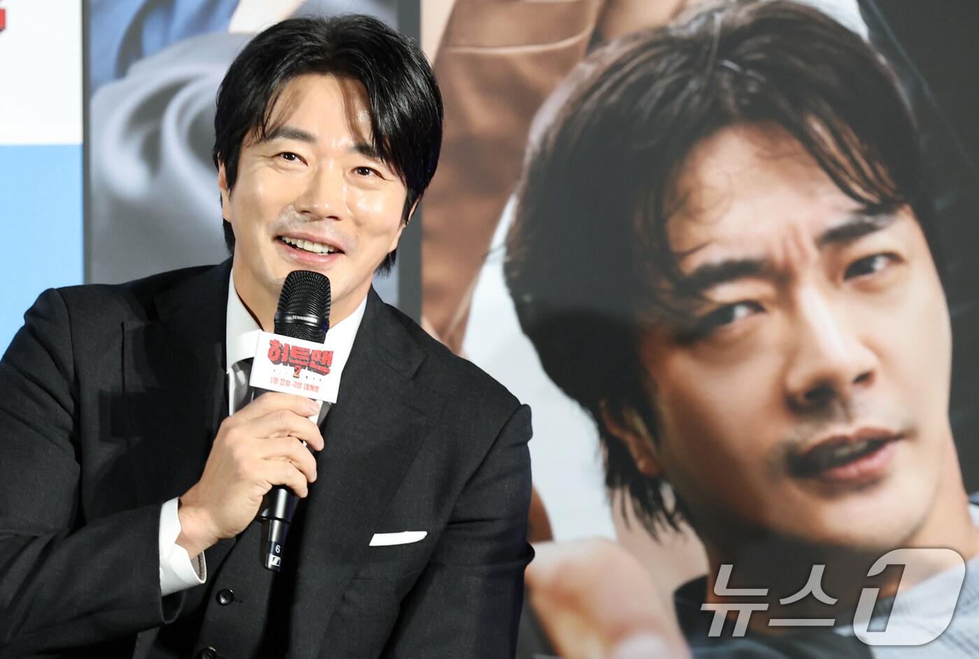 본문 이미지 - 배우 권상우가 27일 서울 용산구 CGV 용산점에서 열린 영화 '히트맨2' 제작보고회에 참석해 인사말을 하고 있다. '히트맨2'는 대히트 흥행 작가에서 순식간에 '뇌절작가'로 전락한 '준'(권상우 분)이 야심차게 선보인 신작 웹툰을 모방한 테러가 발생하고, 하루아침에 범인으로 몰리면서 벌어지는 코믹 액션 영화이다. 2024.12.27/뉴스1 ⓒ News1 권현진 기자