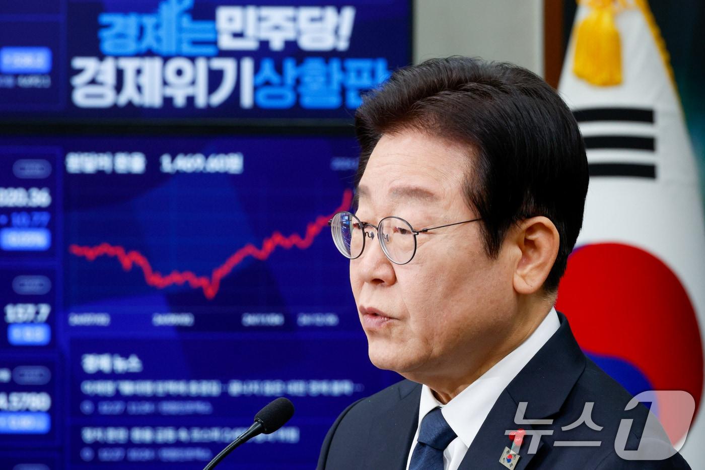 본문 이미지 - 이재명 더불어민주당 대표가 27일 서울 여의도 국회에서 내란사태 관련 대국민 성명을 발표하고 있다. 2024.12.27/뉴스1 ⓒ News1 안은나 기자