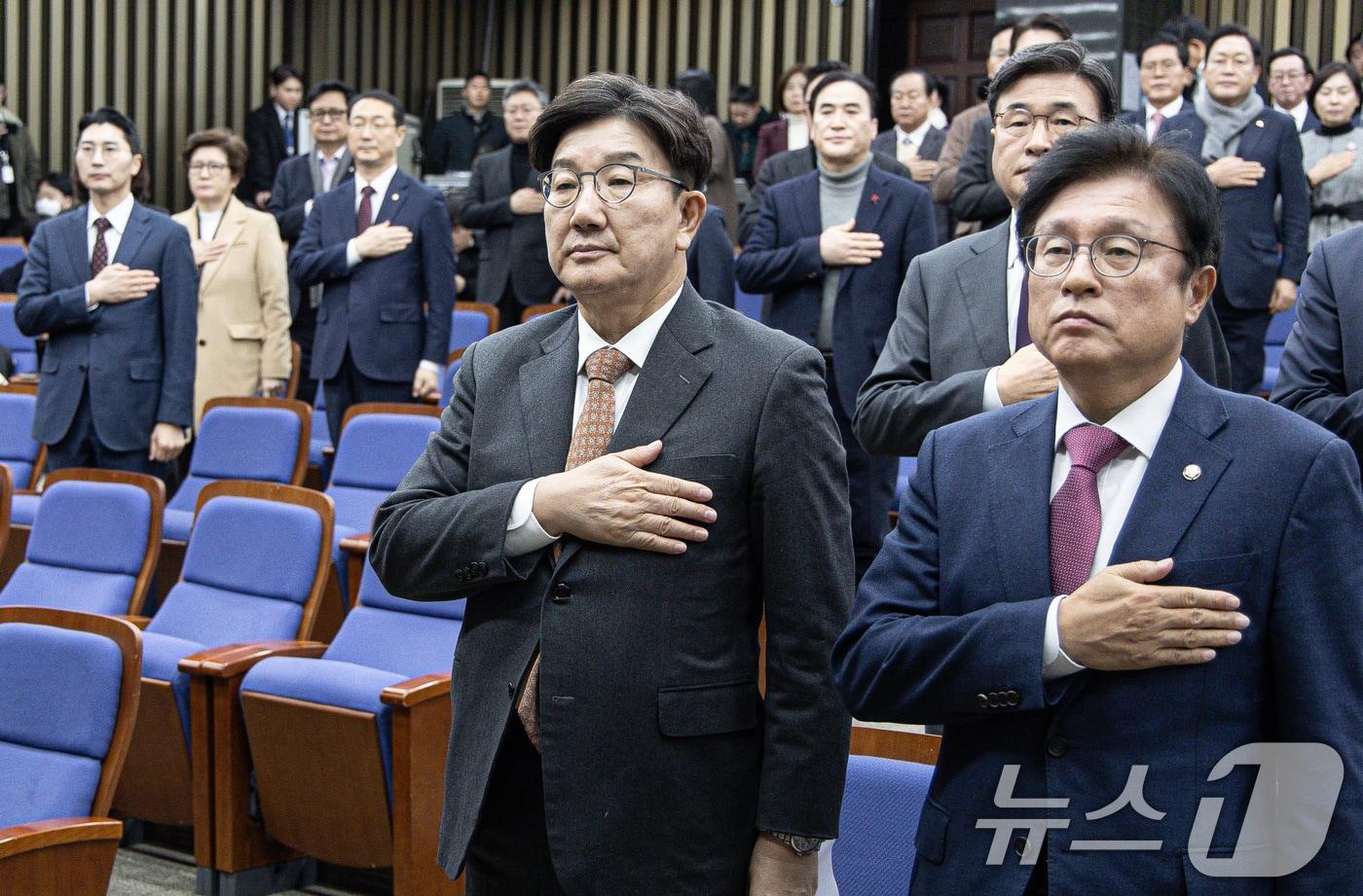 본문 이미지 - 권성동 국민의힘 당대표 권한대행 겸 원내대표가 27일 오전 서울 여의도 국회에서 열린 비상의원총회에서 국민의럐를 하고 있다. 2024.12.27/뉴스1 ⓒ News1 이재명 기자