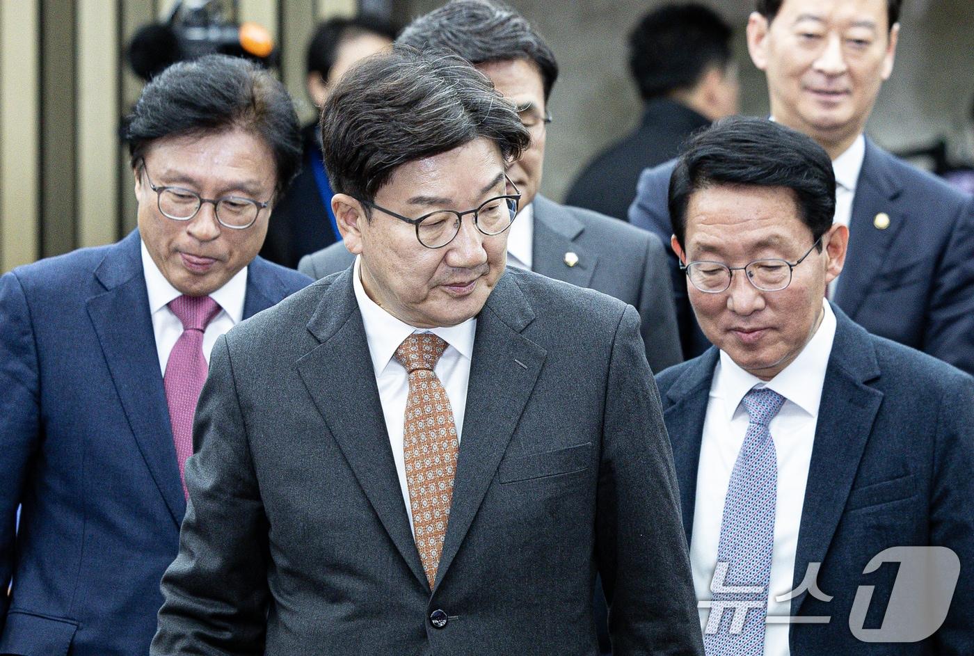본문 이미지 - 권성동 국민의힘 당대표 권한대행 겸 원내대표가 27일 오전 서울 여의도 국회에서 열린 비상의원총회에 참석하고 있다. 2024.12.27/뉴스1 ⓒ News1 이재명 기자