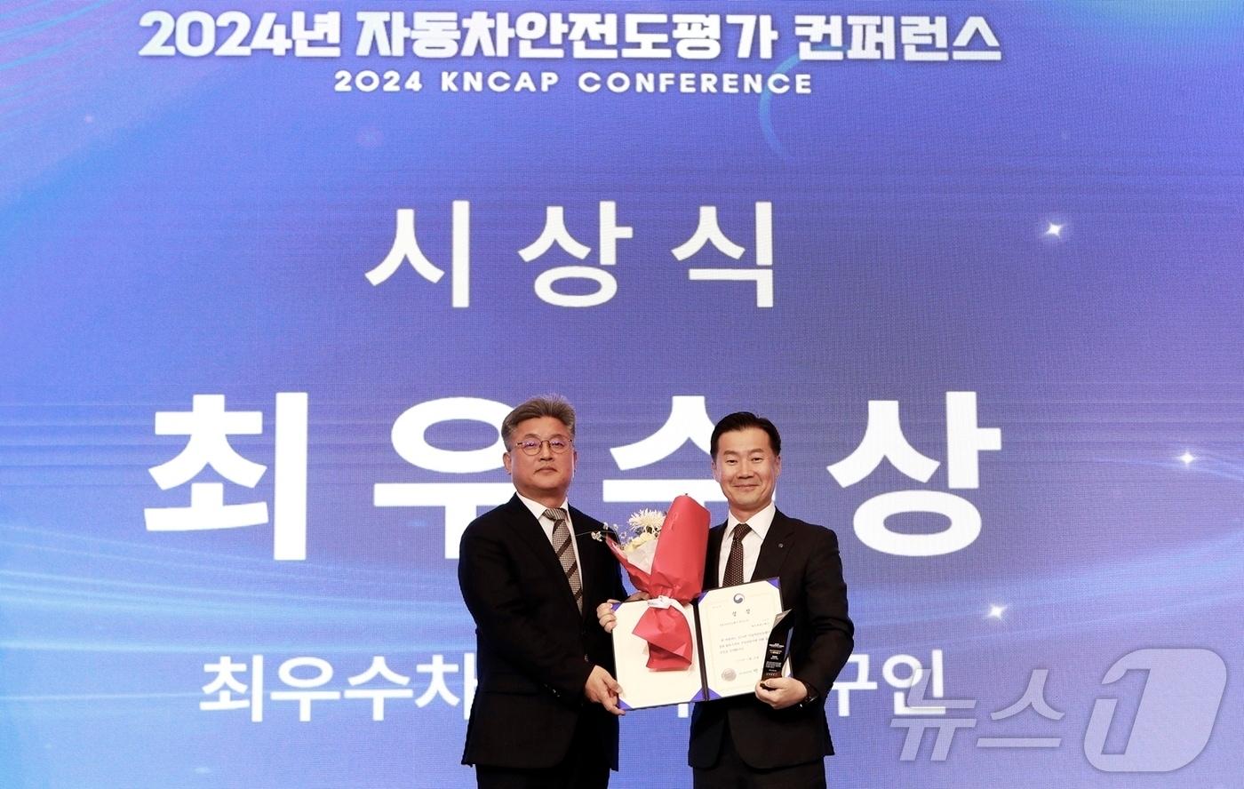 본문 이미지 - 벤츠 코리아는 2024년 자동차안전도평가(KNCAP)에서 최우수상을 받았다.(메르세데스-벤츠 제공) 