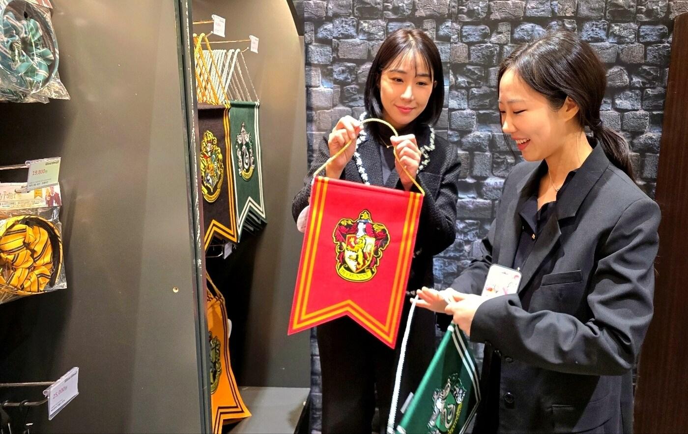 롯데백화점 서울 잠실점 지하1층 위자드몰&times;해리포터 팝업스토어를 구경하는 고객들(롯데쇼핑 제공)