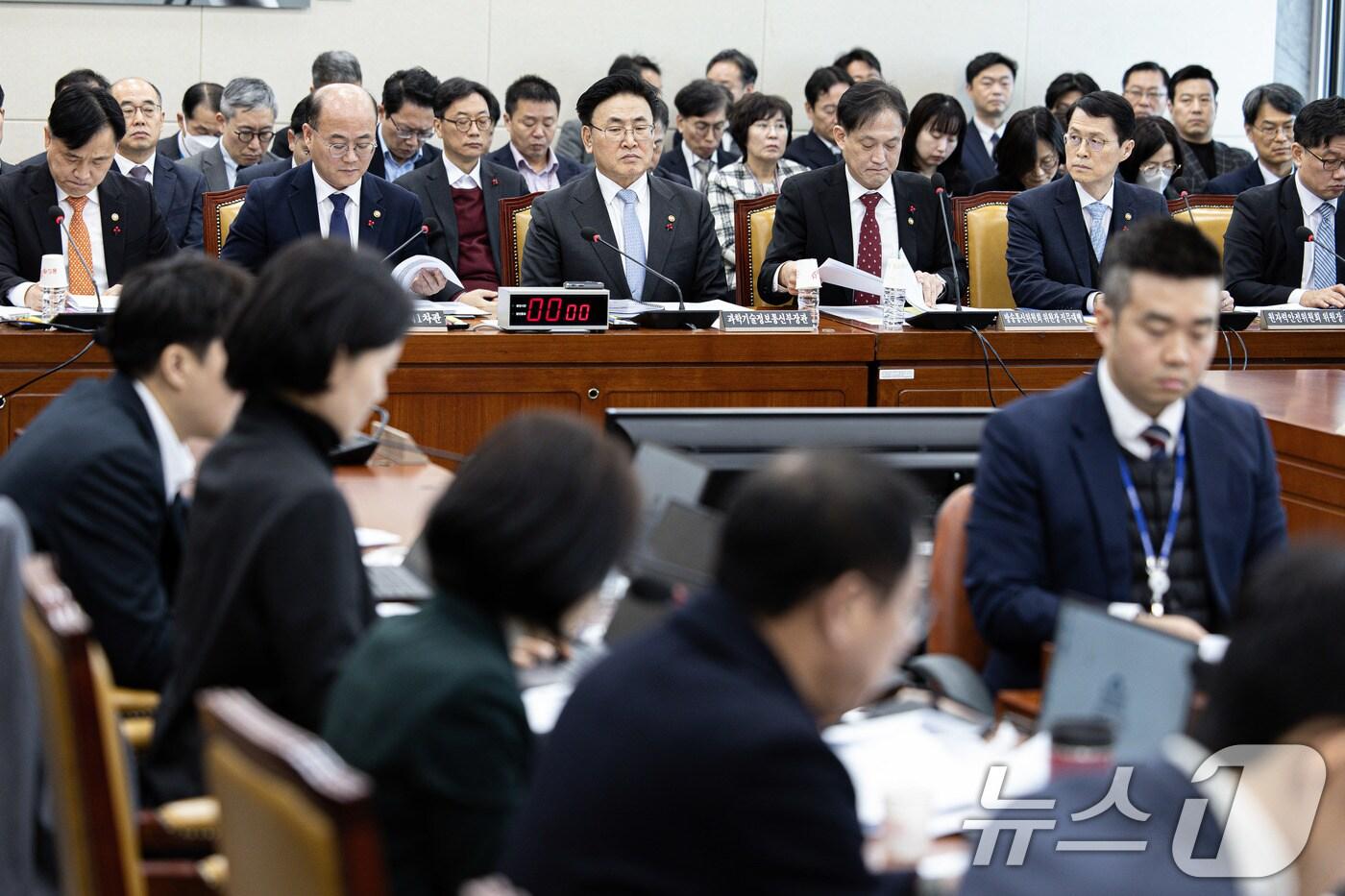 유상임 과학기술정보통신부 장관이 27일 오전 서울 여의도 국회에서 열린 과학기술정보방송통신위원회(과방위) 전체회의에서 의원들의 발언을 듣고 있다. 2024.12.27/뉴스1 ⓒ News1 이재명 기자