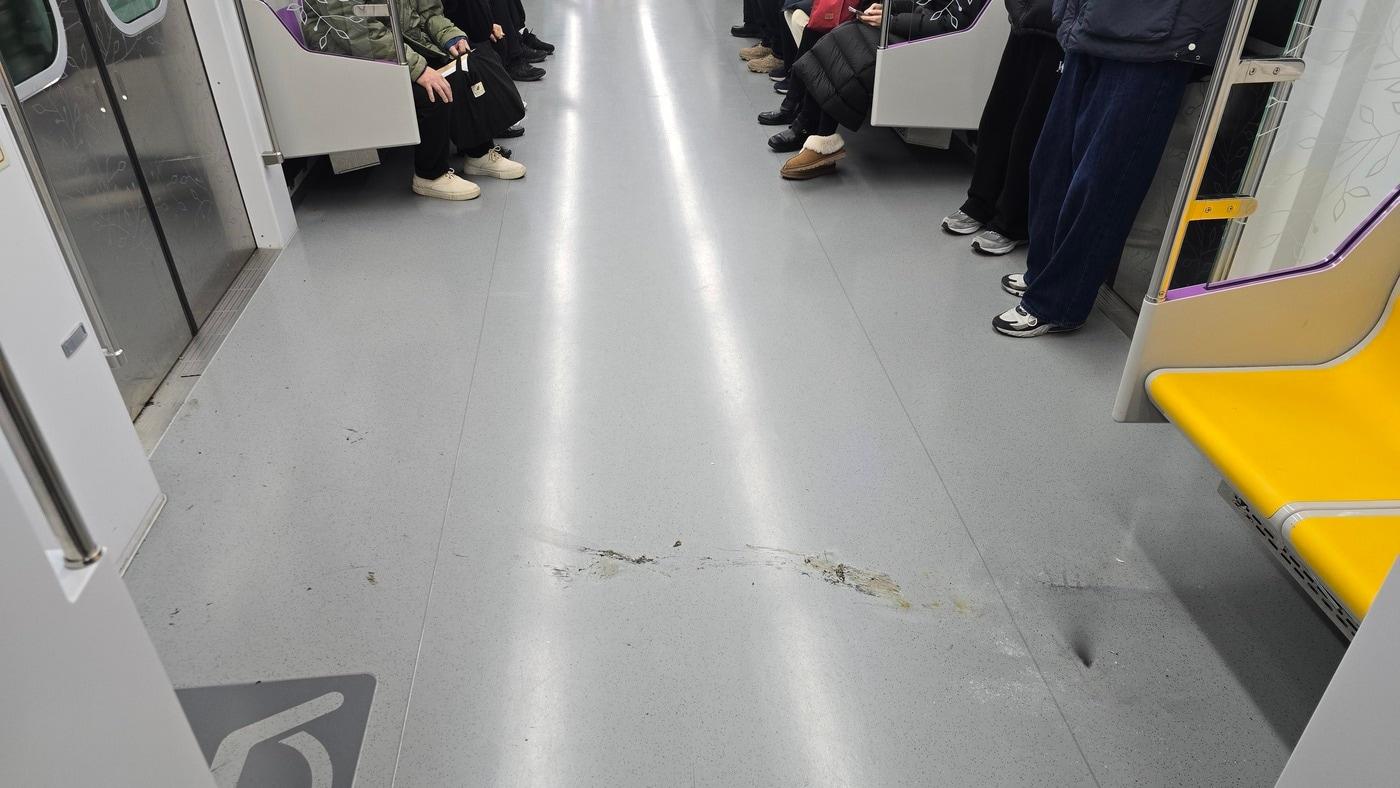 본문 이미지 - 27일 오전 10시35분쯤 서울 양천구 목동역에서 오목교역으로 향하는 하남검단상행 지하철 5호선 열차 안에서 휴대전화 폭발 사고가 발생, 열차 바닥에 그 흔적이 남아있다. (독자 제공)