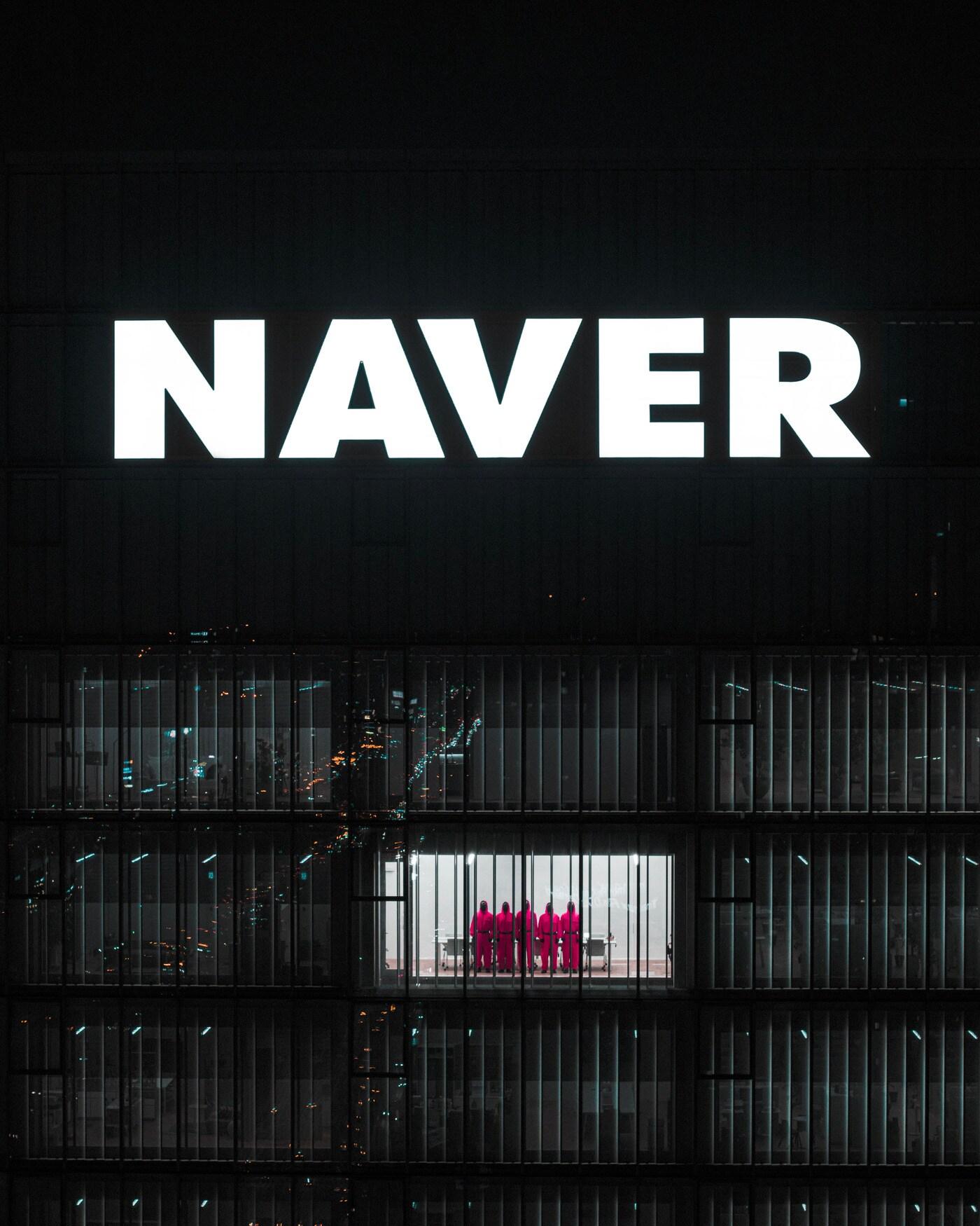 본문 이미지 - 네이버 1784 사옥 안에서 오징어게임의 핑크가드들이 창밖을 향해 서있다. (네이버 제공)