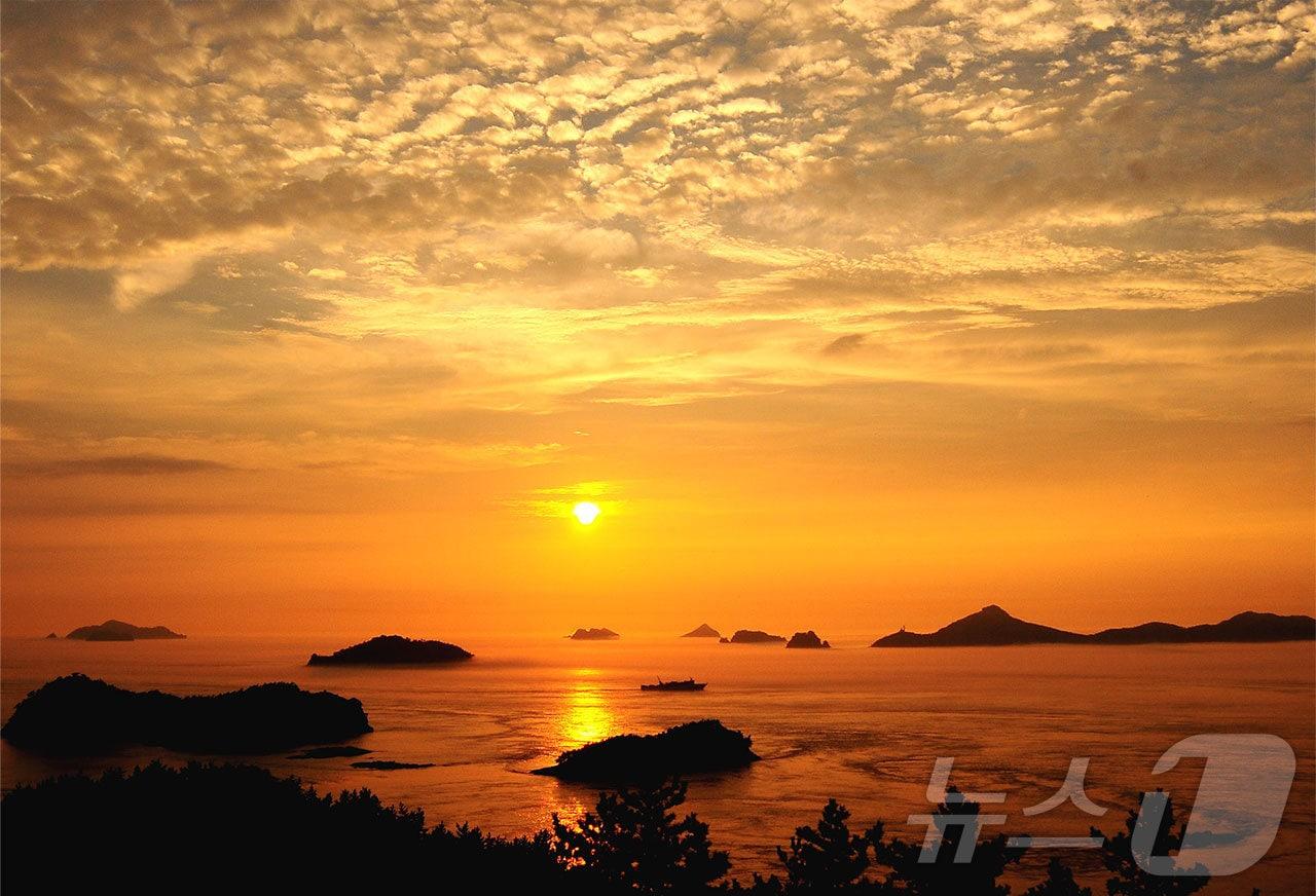 본문 이미지 - 진도 세방낙조의 일몰 모습.(진도군 제공) 2024.12.29