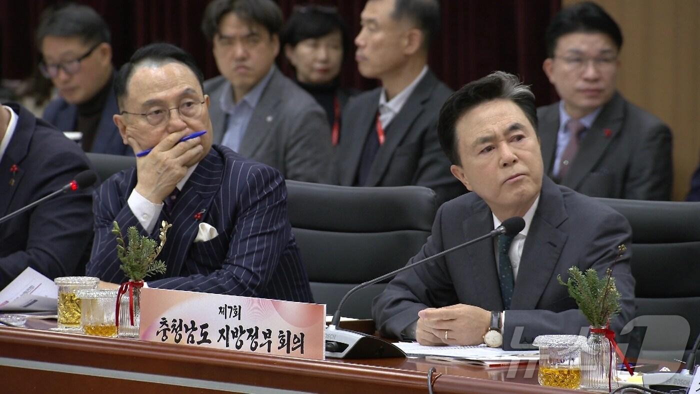 본문 이미지 - 27일 충남도청에서 열린 충남 지방정부회의에 참석한 김태흠 지사(오른쪽)와 박상돈 천안시장이 발표 영상을 보고 있다. (충남도 제공) /뉴스1