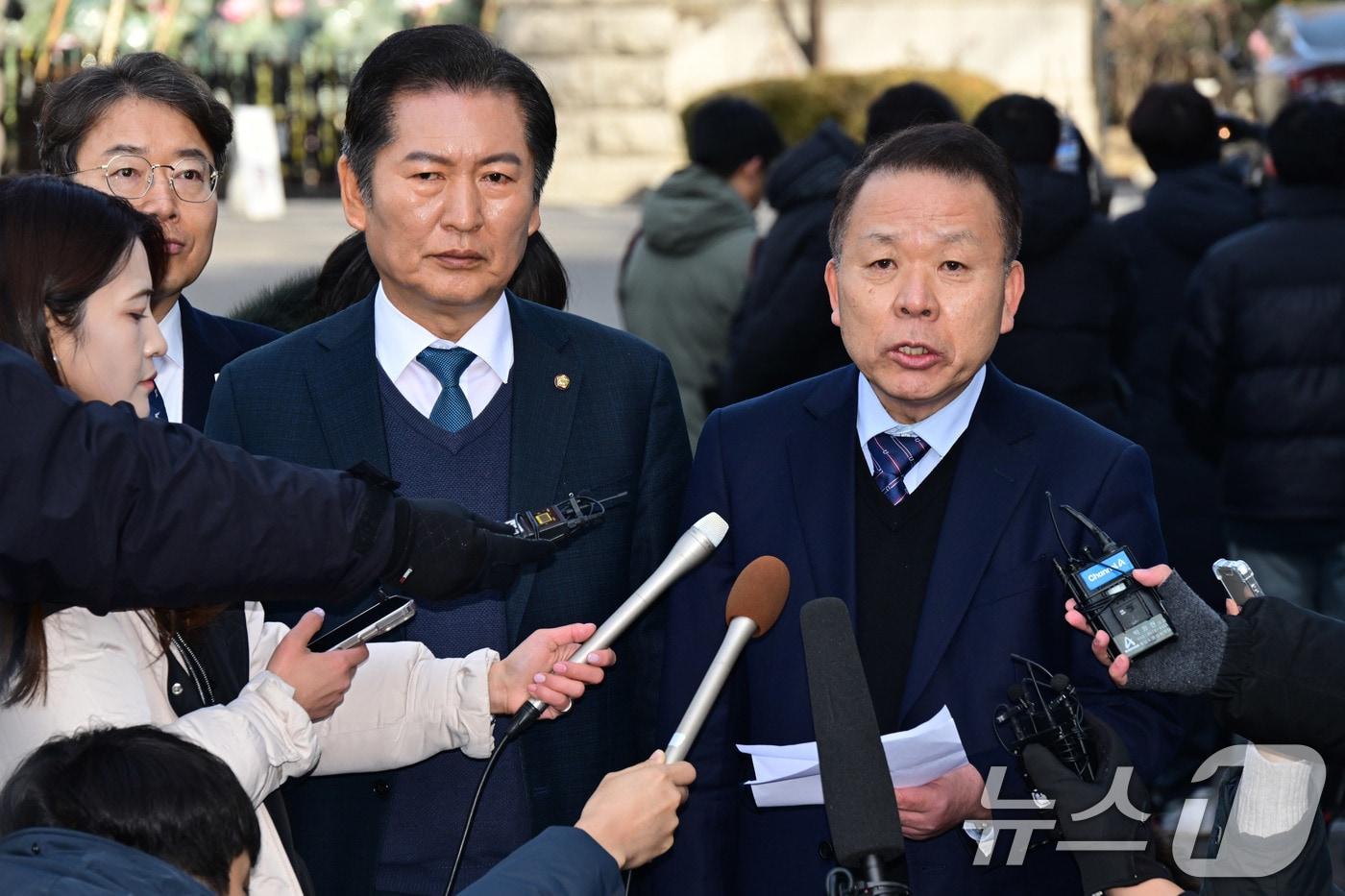 정청래 국회 탄핵소추단장의 법률대리인단 공동 대표 김이수 전 헌법재판관(오른쪽, 공동취재) 2024.12.27/뉴스1 ⓒ News1 박지혜 기자