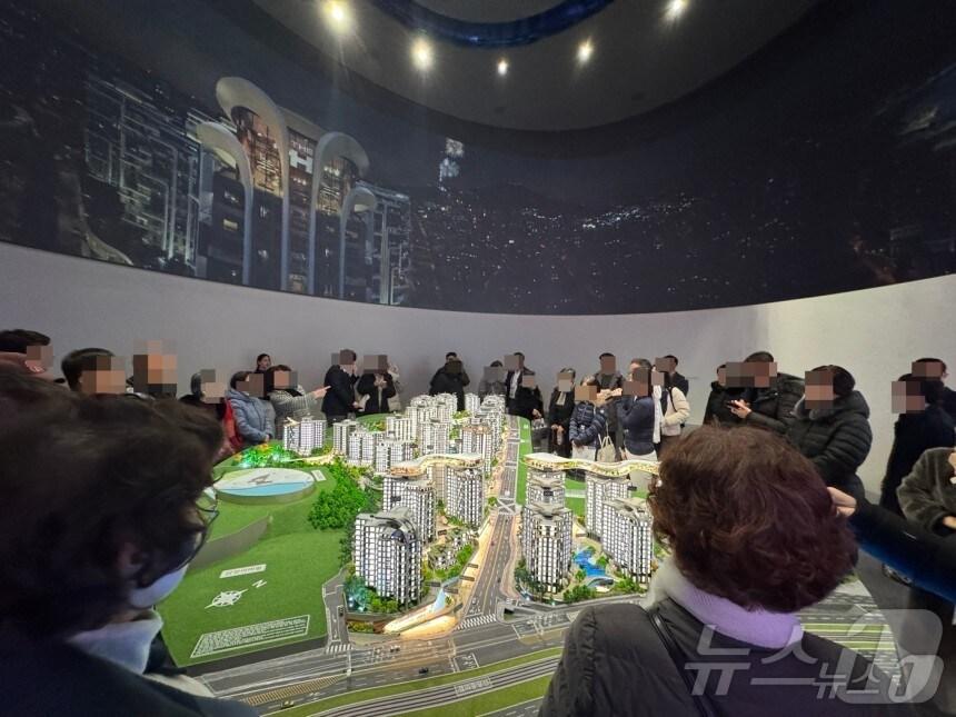 본문 이미지 - 24일 오전 서울 용산구 녹사평대로에 위치한 현대건설 한남4구역 '디에이치 한강' 홍보관.2024.12.24/뉴스1 ⓒ News1 한지명 기자