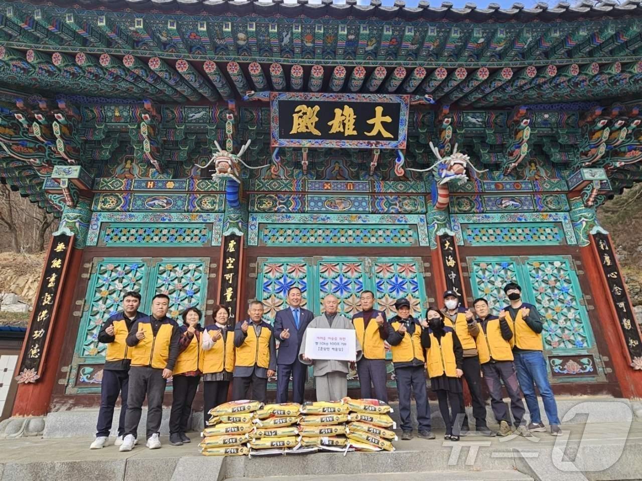 본문 이미지 - 전북자치도 임실군 운암면에 소재한 대한불교 조계종 백운암의 광진 스님이 어려운 이웃을 위해 써달라며 쌀을 기부하고 있다.&#40;임실군제공&#41;2024.12.27/뉴스1