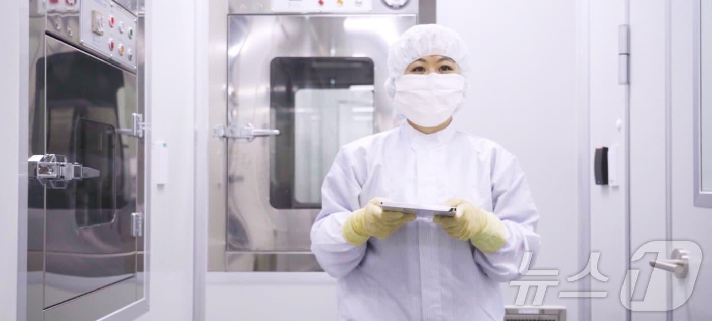 큐로셀 관계자가 의약품제조및품질관리기준(GMP) 허가 시설에서 CAR-T 치료제 관련 업무를 하고 있다.(큐로셀 제공)/뉴스1 ⓒ News1