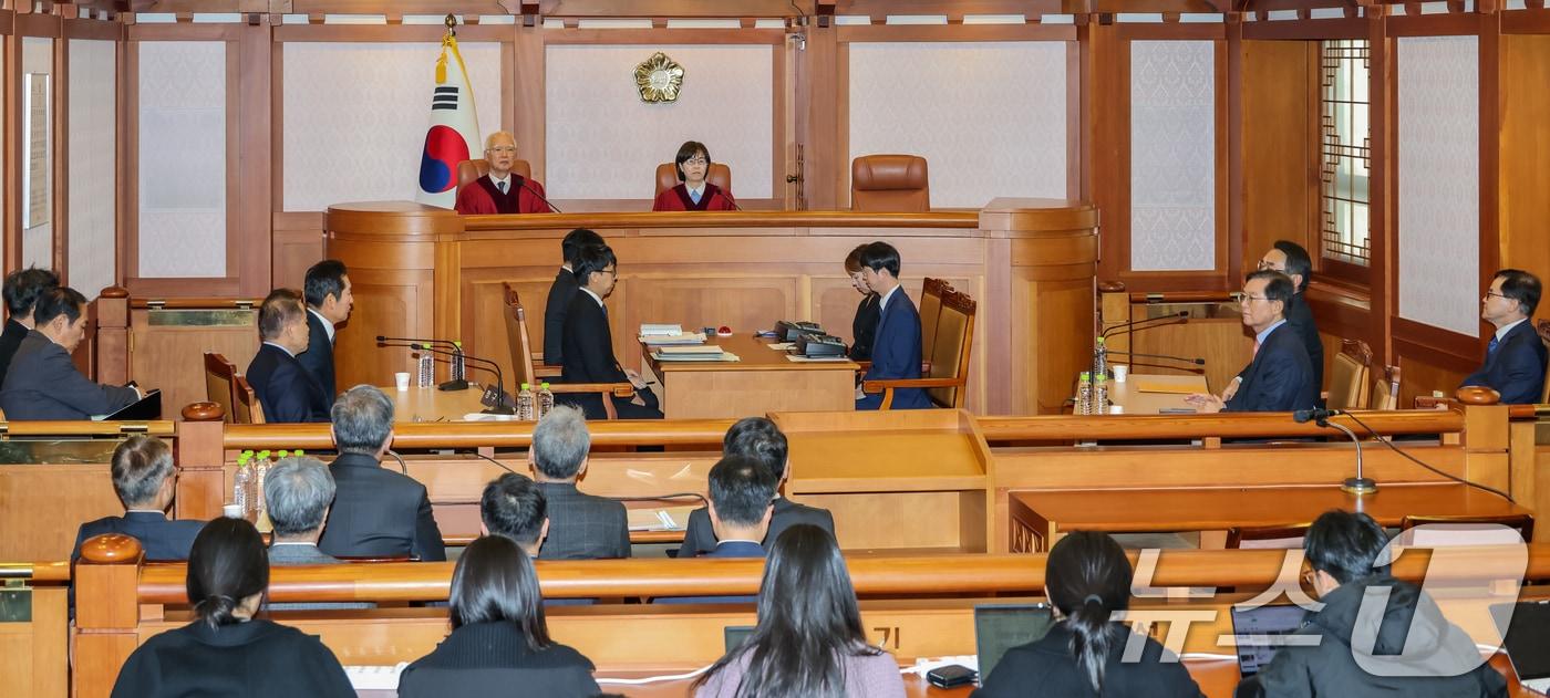 정형식, 이미선 헌법재판관이 27일 서울 종로구 헌법재판소 소심판정에서 윤석열 대통령 탄핵 심판 첫 변론준비기일을 진행하고 있다. (공동취재) 2024.12.27/뉴스1 ⓒ News1 박지혜 기자