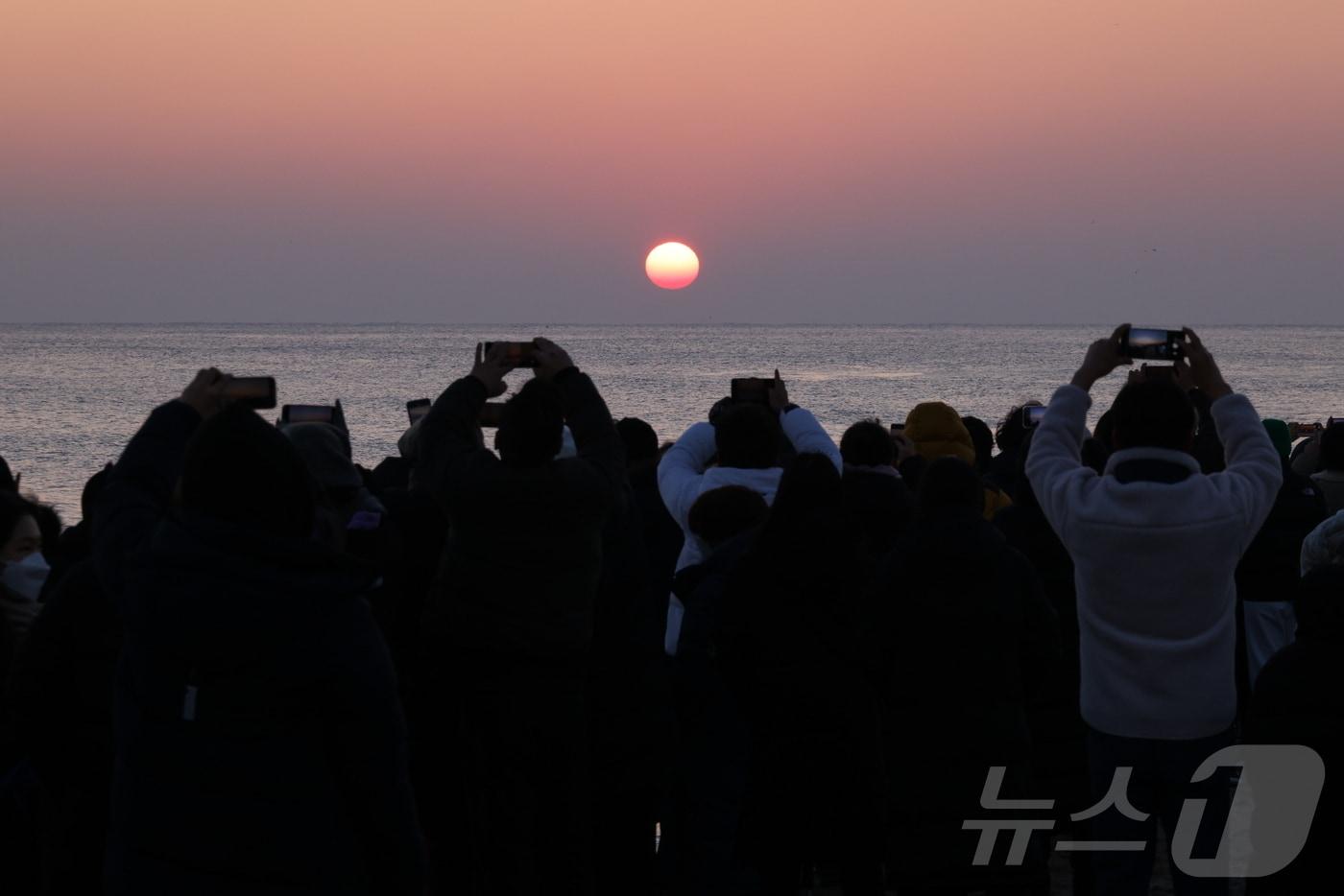 올해 낙산해수욕장 해맞이 인파.(양양군 제공) 2024.12.27/뉴스1