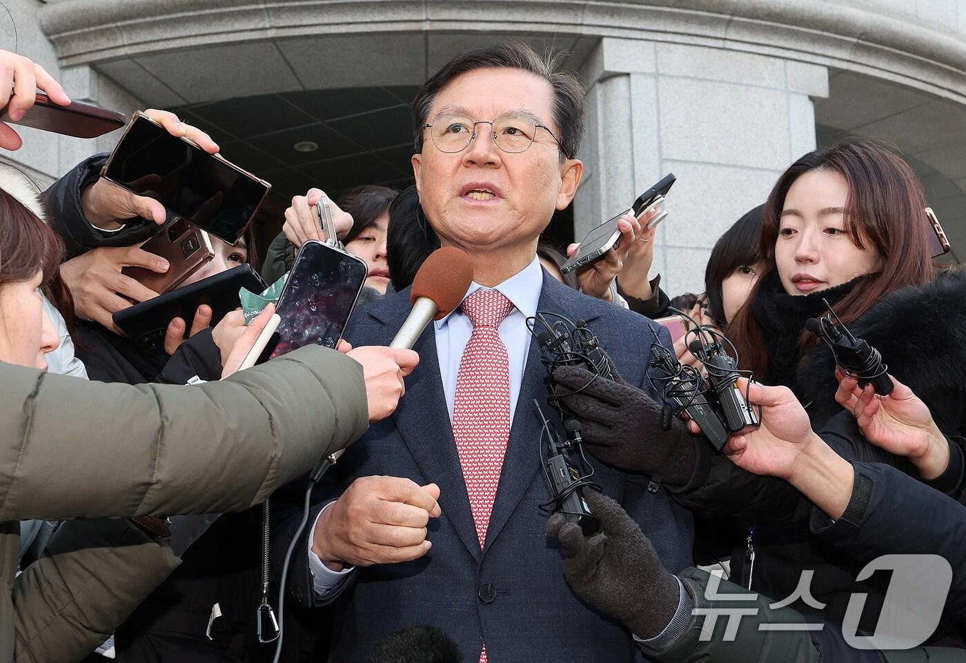 본문 이미지 - 윤석열 대통령 측 대리인인 윤갑근 변호사가 27일 서울 종로구 헌법재판소 소심판정에서 열린 윤석열 대통령 탄핵 심판 첫 변론준비기일에 출석 한 뒤 취재진의 질문에 답하고 있다. 2024.12.27/뉴스1 ⓒ News1 박지혜 기자