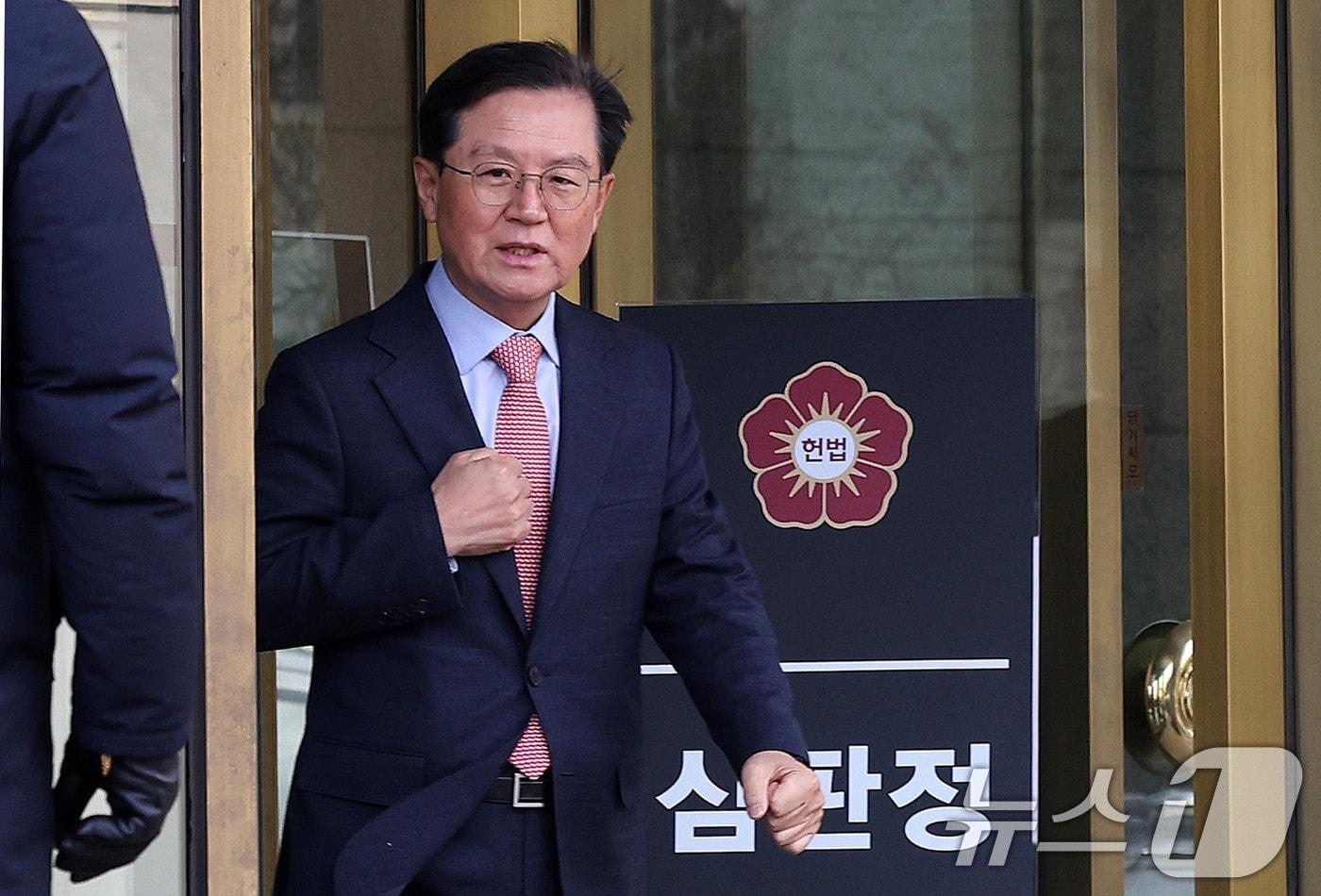 본문 이미지 - 윤석열 대통령 측 대리인인 윤갑근 변호사가 27일 서울 종로구 헌법재판소에서 열린 윤석열 대통령 탄핵 심판 첫 변론준비기일을 마친 뒤 소심판정을 나서고 있다. 2024.12.27/뉴스1 ⓒ News1 박지혜 기자