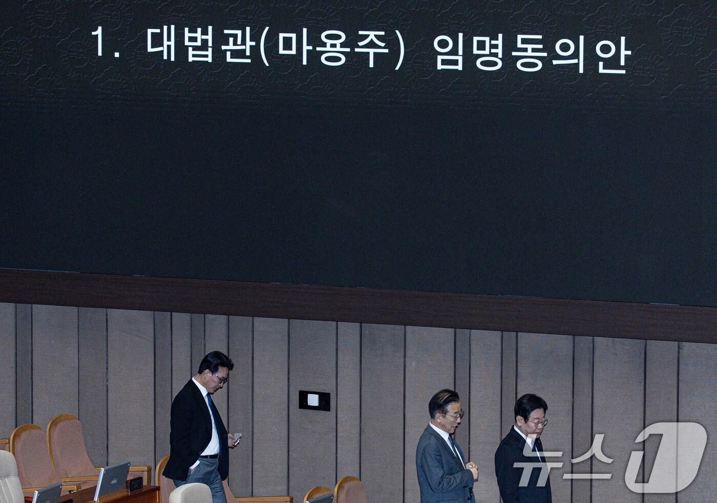 본문 이미지 - 이재명 더불어민주당 대표가 27일 오후 서울 여의도 국회 본회의장에서 열린 제420회 국회(임시회) 제2차 본회의에서 대법관(마용주) 임명동의안 투표를 위해 발걸음을 옮기고 있다. 2024.12.27/뉴스1 ⓒ News1 이재명 기자