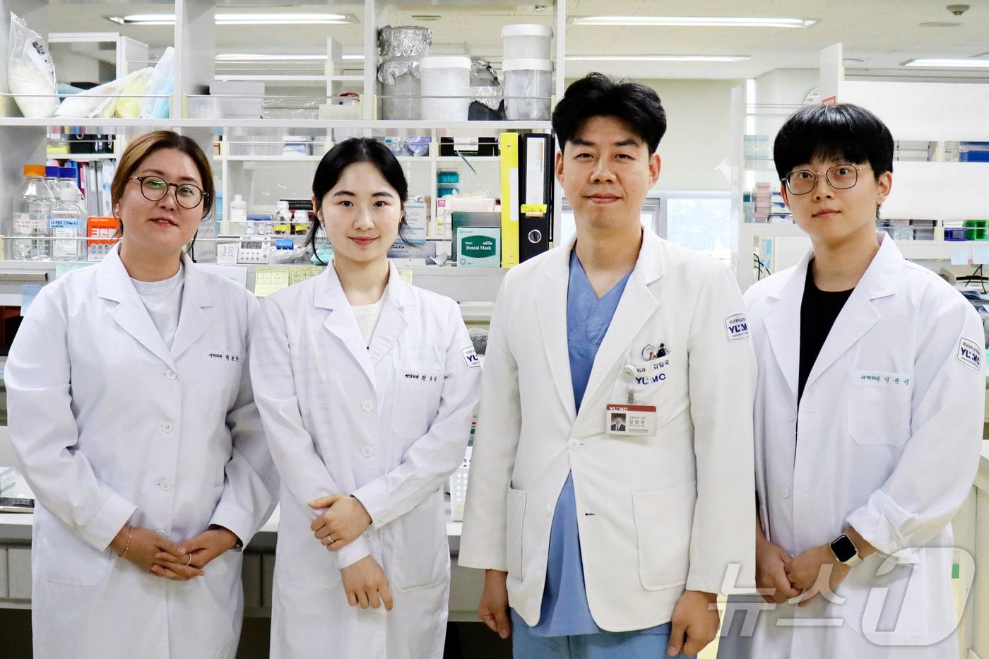 영남대 김일국 교수 연구팀. 왼쪽부터 박보윤 박사, 권규리 연구원, 김일국 교수, 이상오 박사. &#40;영남대 제공&#41;