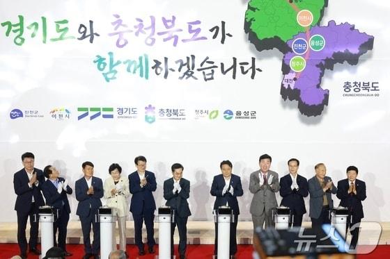 본문 이미지 -  음성군은 올해도 눈부신 성과를 바탕으로 2030 음성시 건설에 한 발 더 다가섰다. 사진은 자치단체 협약식.&#40;자료사진&#41;/뉴스1