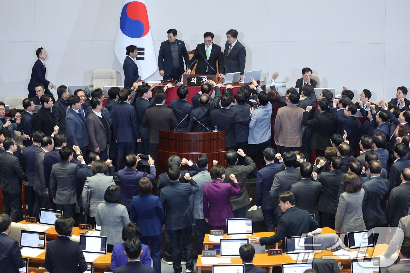 본문 이미지 - 우원식 국회의장이 27일 오후 서울 여의도 국회에서 열린 제420회국회(임시회) 제2차 본회의에서 한덕수 대통령 권한대행 국무총리 탄핵소추안 탄핵 의결 정족수 과반 151명이라고 밝히자 국민의힘 의원들이 항의하고 있다. 2024.12.27/뉴스1 ⓒ News1 이재명 기자