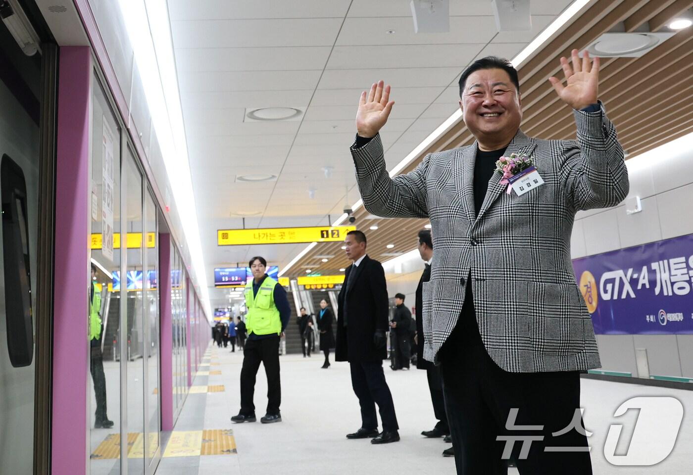 김경일 파주시장이 27일 경기 파주시 운정중앙역 잔디광장에서 열린 ‘GTX-A 운정중앙∼서울역 구간 개통식’을 마친 뒤 열차에 탑승한 시민들에게 인사를 하고 있다. GTX-A 2단계 노선은 서울역에서 시작해 연신내, 대곡, 킨텍스를 거쳐 운정중앙까지 총 5개 역에 정차한다. 기존에 서울 도심에서 파주까지 이동할 때는 버스나 지하철, 자가용을 이용해 약 1시간 이상 걸렸지만, GTX-A 노선이 개통되면 소요시간이 20분대로 크게 단축됩니다. 2024.12.27/뉴스1 ⓒ News1 권현진 기자