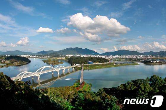 본문 이미지 - 29일 충북 충주시가 명승지 탄금대에 탐방로를 추가 조성한다고 밝혔다. 사진은 우륵대교와 탄금대 전경.(자료사진)/뉴스1 