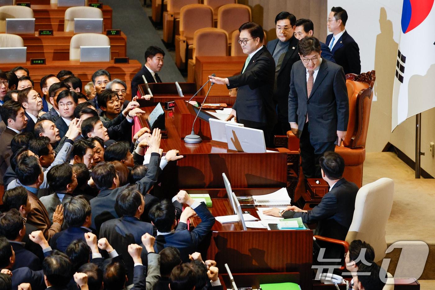 본문 이미지 - 권성동 국민의힘 당 대표 권한대행 겸 원내대표가 27일 오후 서울 여의도 국회에서 열린 제420회국회(임시회) 제2차 본회의에서 우원식 국회의장을 향해 한덕수 대통령 권한대행 국무총리 탄핵소추안 의결 관련 항의하고 있다. 2024.12.27/뉴스1 ⓒ News1 안은나 기자