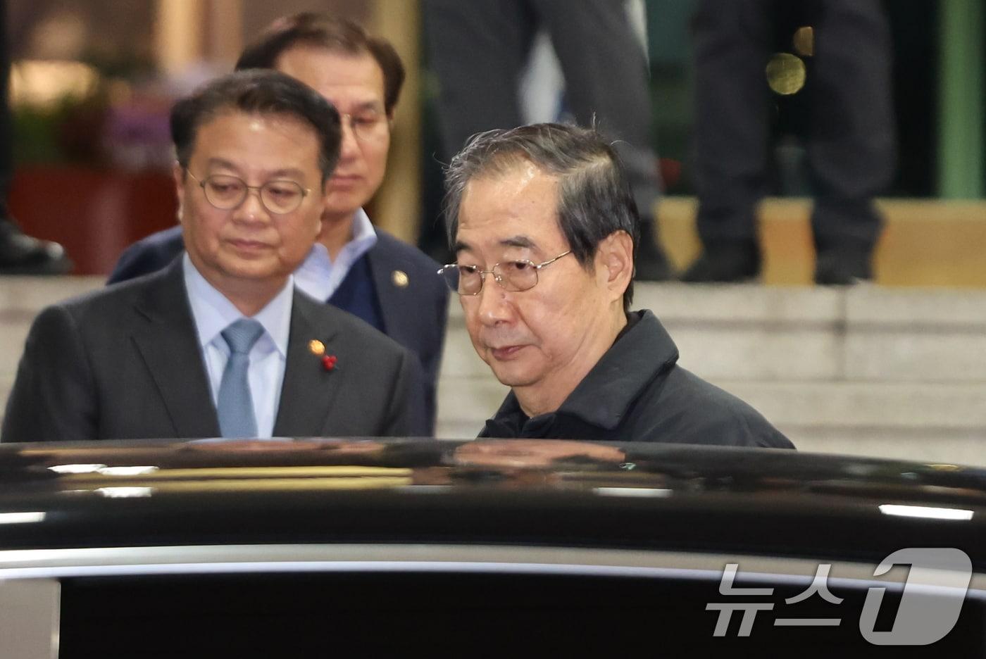 탄핵안 가결로 직무가 정지된 한덕수 대통령 권한대행 국무총리가 27일 오후 서울 세종대로 정부서울청사를 나서고 있다. 이날 국회에서 열린 본회의에서는 한덕수 대통령 권한대행 겸 국무총리 탄핵소추안이 투표에 참여한 192명 의원 전원의 찬성으로 탄핵안이 가결됐다. 2024.12.27/뉴스1 ⓒ News1 허경 기자