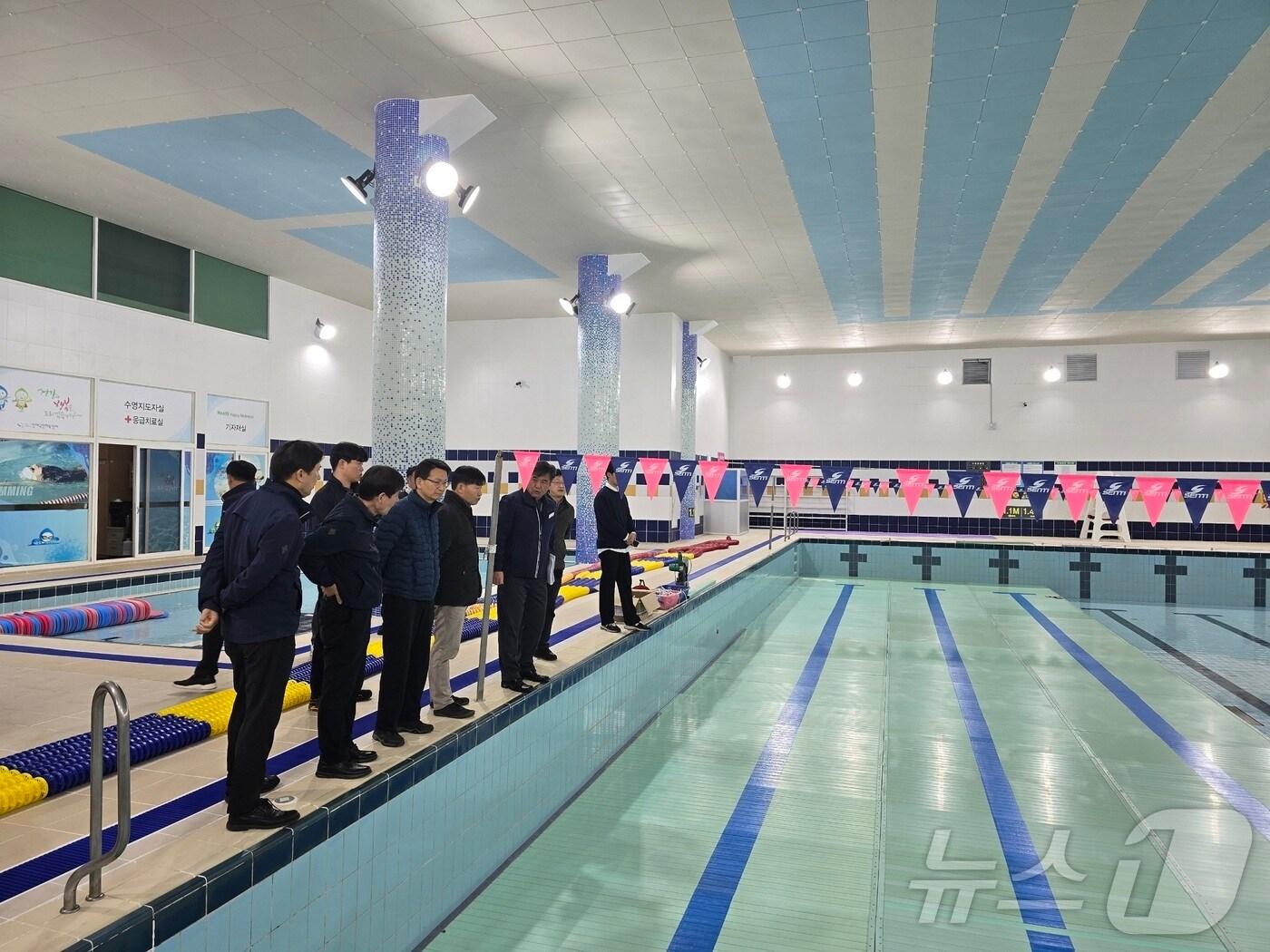 본문 이미지 - 창원시 수영장 수질관리협의회가 27일 잠정 휴장됐던 진해국민체육센터 수영장에서 현장 점검을 하고 있다.(창원시 제공)