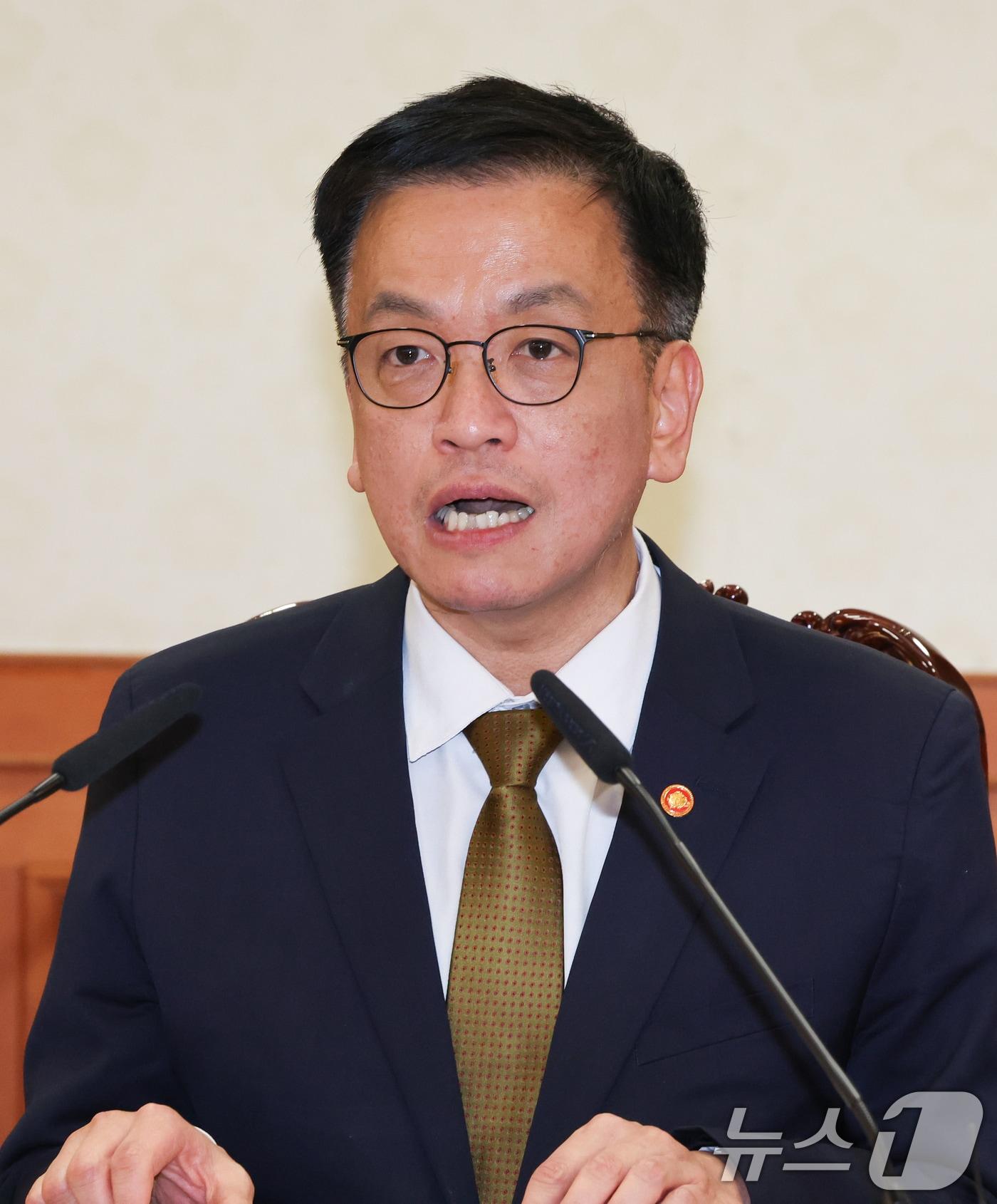 본문 이미지 - 최상목 대통령 권한대행 부총리 겸 기획재정부장관이 27일 서울 종로구 정부서울청사에서 열린 국가안전보장회의&#40;NSC&#41;에서 모두발언을 하고 있다. 탄핵안 가결로 한덕수 대통령 권한대행의 직무는 정지되고, 헌법에 따라 최상목 경제부총리가 대통령 권한대행을 맡는다. 2024.12.27/뉴스1 ⓒ News1 허경 기자