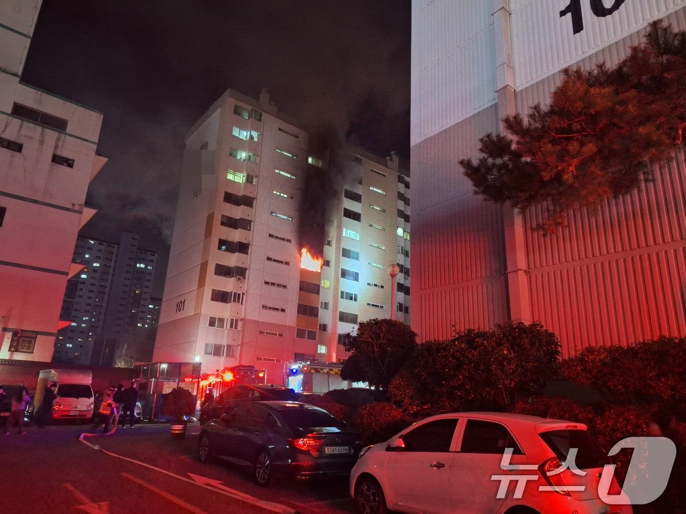 본문 이미지 - 27일 오후 10시 35분쯤 광주 북구 용봉동의 한 아파트에서 불이 난 모습.&#40;독자 제공&#41;2024.12.28/뉴스1 