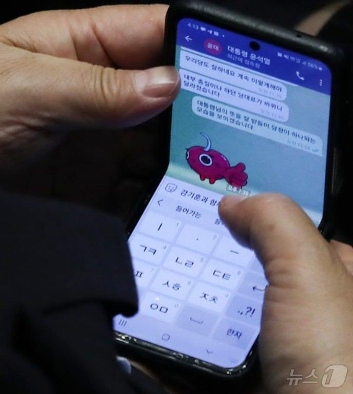 본문 이미지 - 2022년 7월 26일 권성동 국민의힘 당대표 직무대행 겸 원내대표가 서울 여의도 국회 본회의장에서 열린 경제 분야 대정부질문에서 윤석열 대통령의 "내부 총질 당대표…" 문자를 확인하고 있다. (공동취재) 2022.7.26/뉴스1 ⓒ News1 